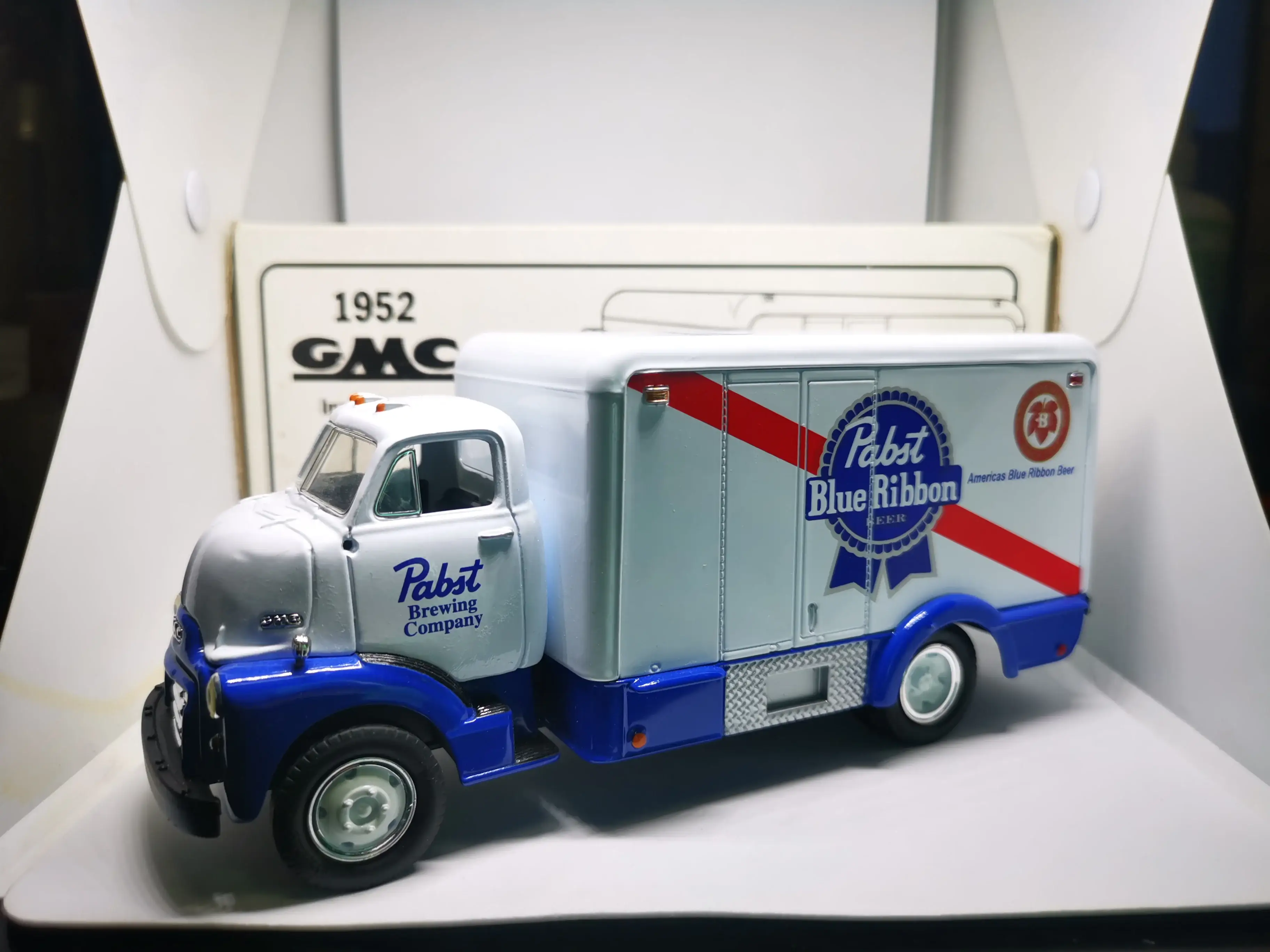 First Gear 1952 GMC Insulated Van Pabst Bule Ribbon - Image 3