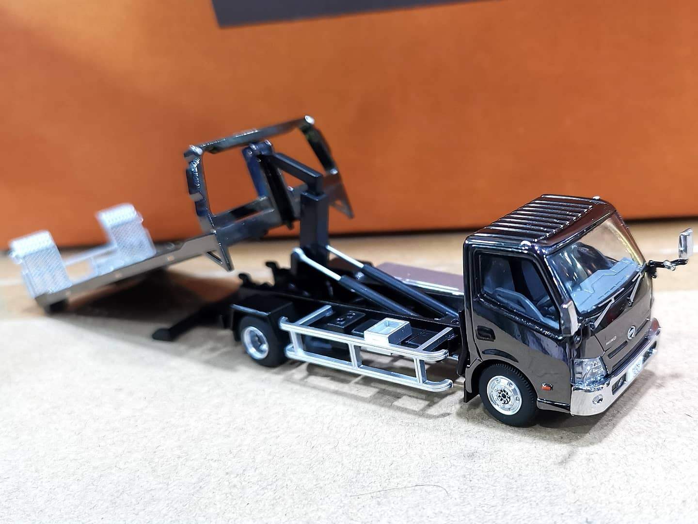 GCD #71 Hino 300 Flatbed Tow Truck 1:64 Scale exclusive color (chrome) - Image 2