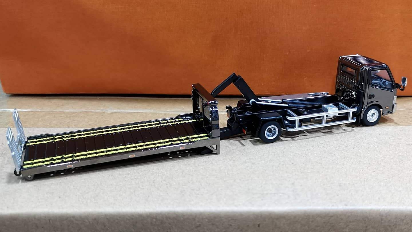 GCD #71 Hino 300 Flatbed Tow Truck 1:64 Scale exclusive color (chrome) - Image 3