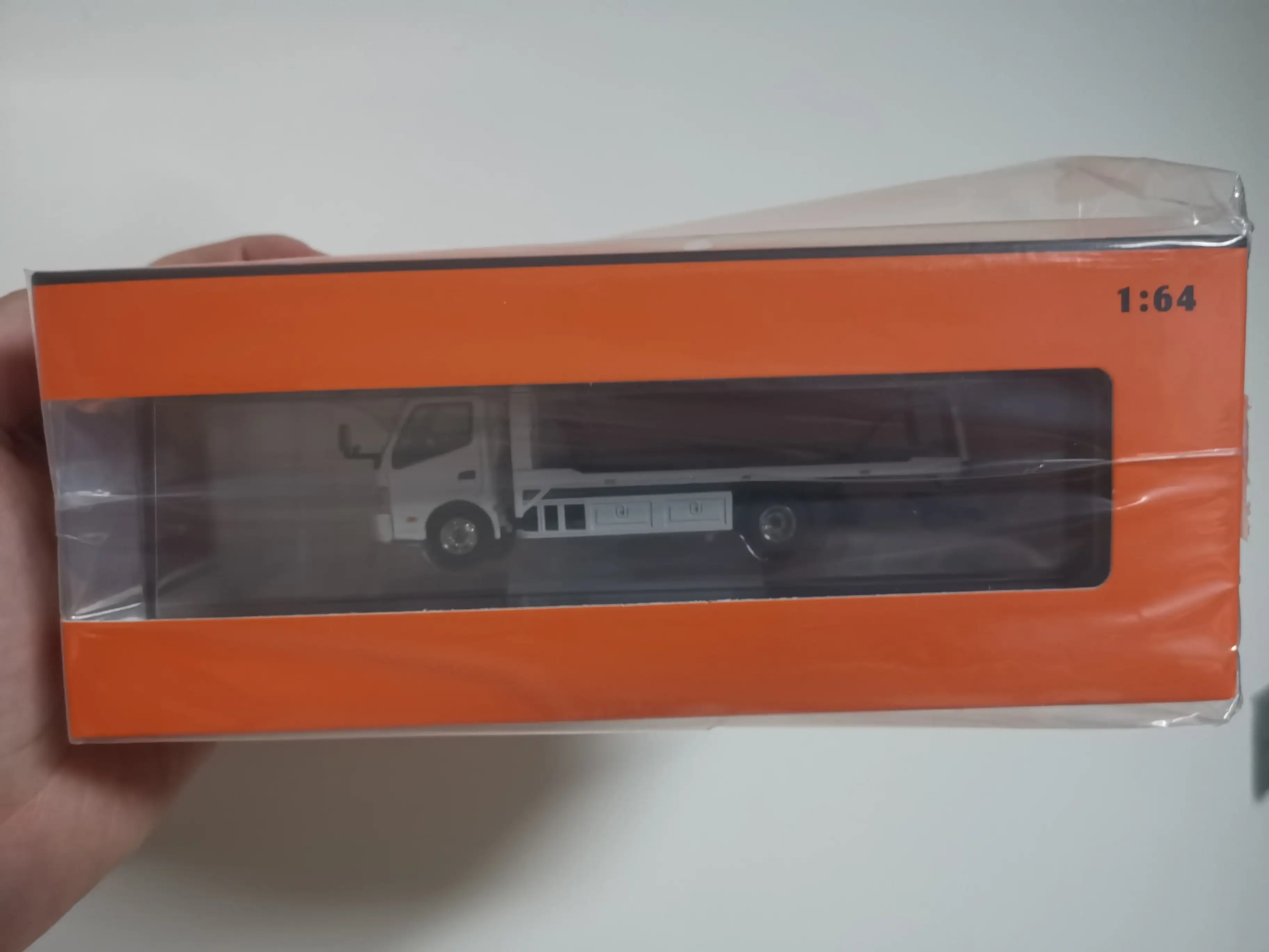 GCD #46 Hino 300 Flatbed Tow Truck 1:64 Scale (White) - Image 2