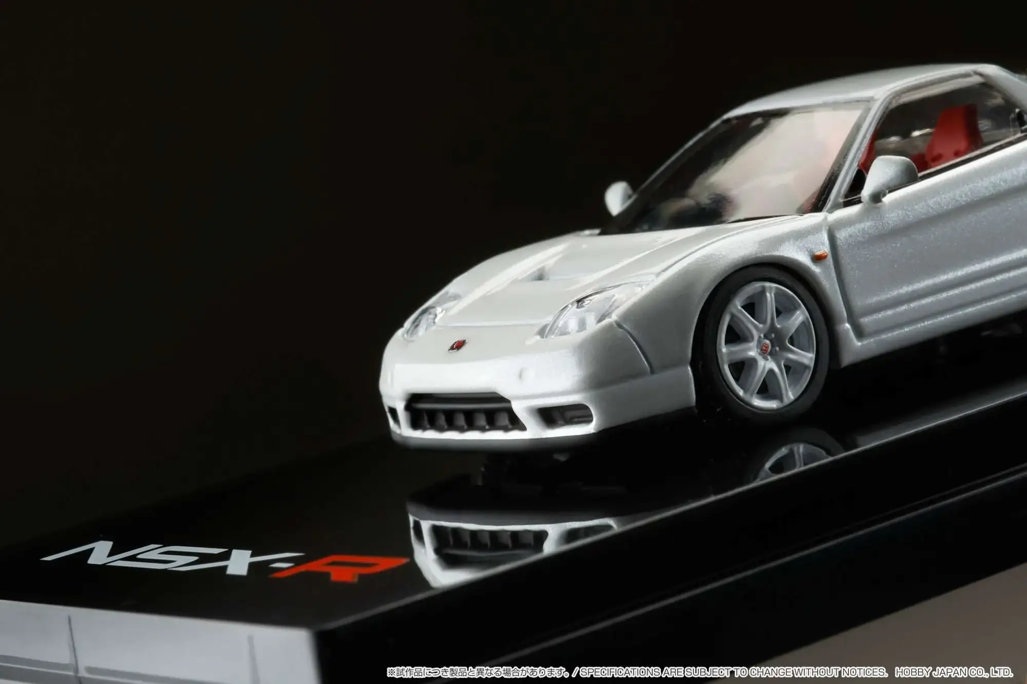 Hobby Japan 1/64 Honda NSX-R (NA2) with Genuine Seats Display Model Pearl White - Image 2