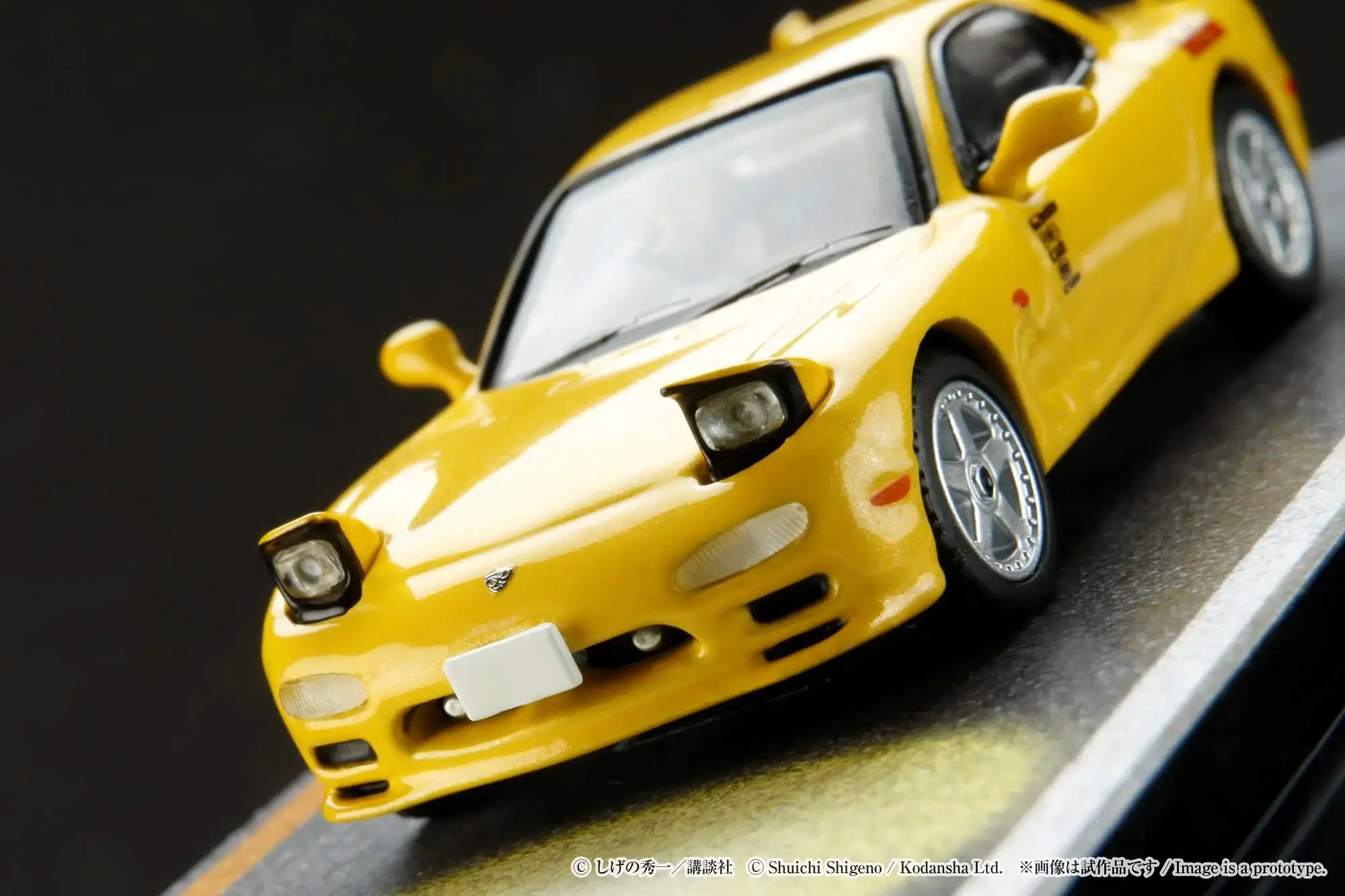 Hobby Japan 1/64 MAZDA RX-7(FD3S)RED SUNS / INITIAL D VS Takumi Fujiwara With Keisuke Takahashi Figure - Image 11