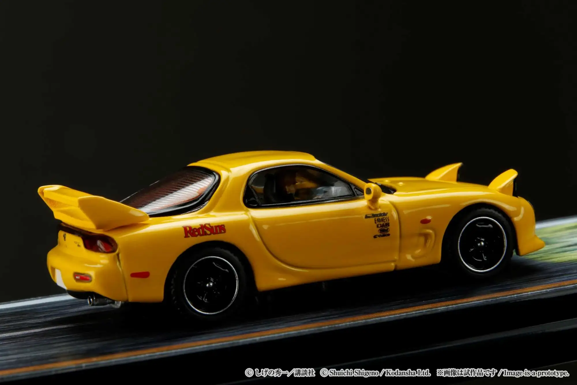 Hobby Japan 1/64 MAZDA RX-7(FD3S)RED SUNS / INITIAL D With Takumi Fujiwara With Keisuke Takahashi Figure - Image 3