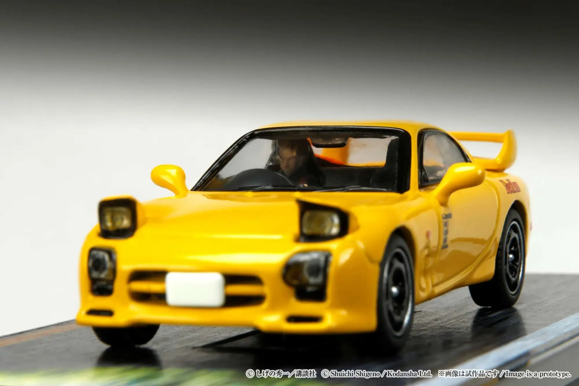 Hobby Japan 1/64 MAZDA RX-7(FD3S)RED SUNS / INITIAL D With Takumi Fujiwara With Keisuke Takahashi Figure - Image 4