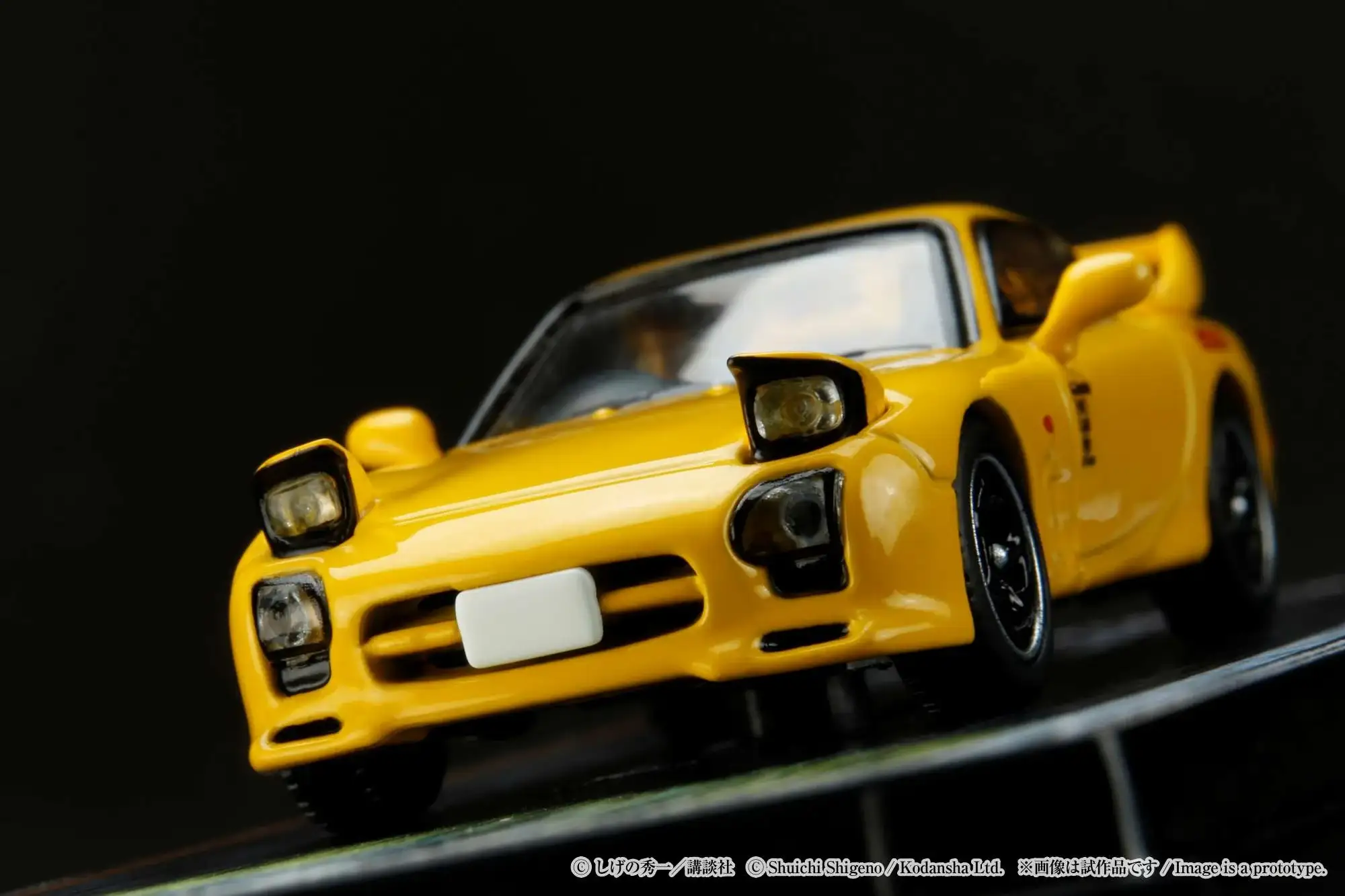 Hobby Japan 1/64 MAZDA RX-7(FD3S)RED SUNS / INITIAL D With Takumi Fujiwara With Keisuke Takahashi Figure - Image 5