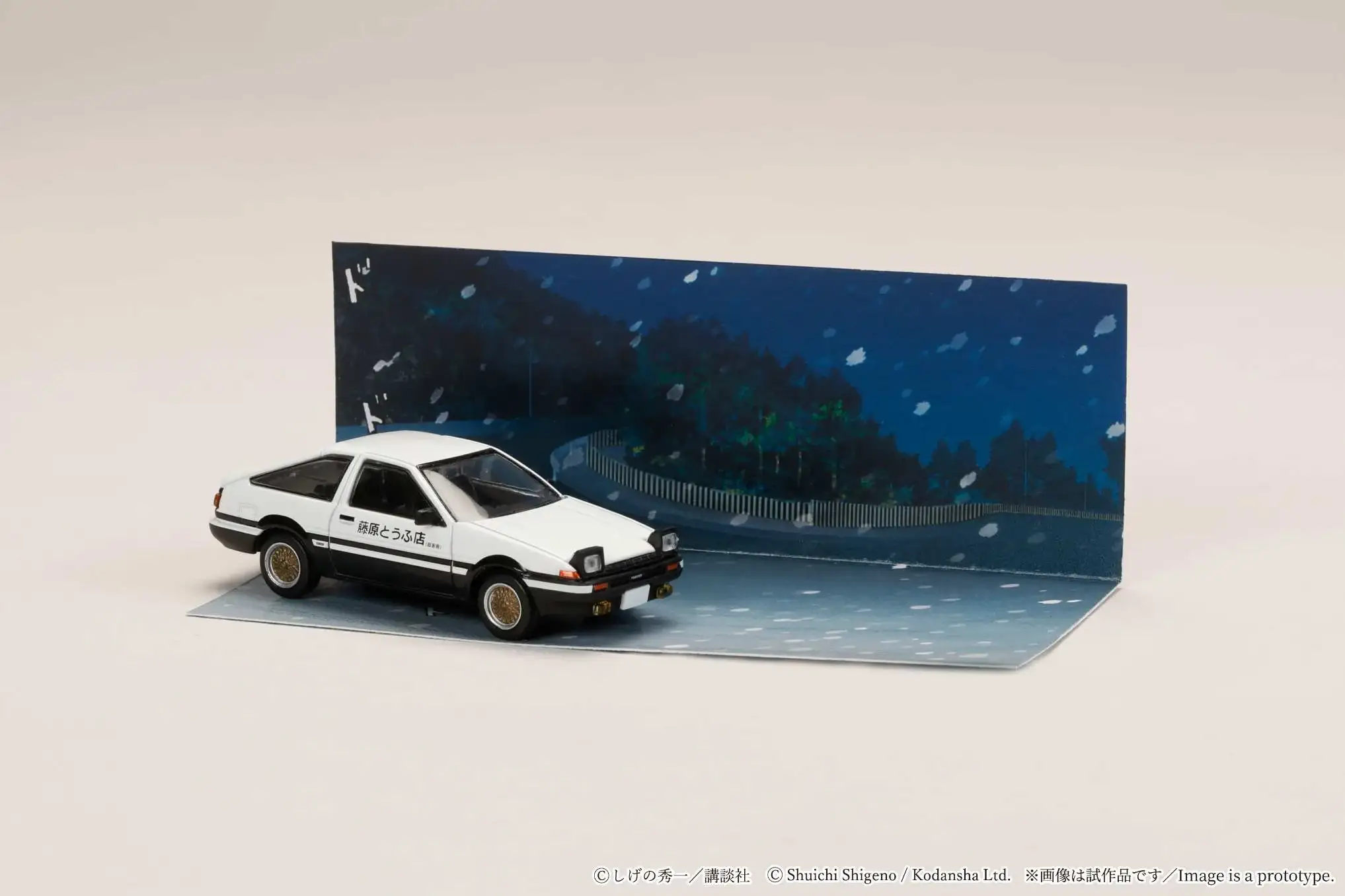 Hobby Japan 1:64 Scale Toyota Sprinter Trueno (AE86) Initial D Takumi Fujiwara & Natsuki Mogi Diorama Set - Image 6