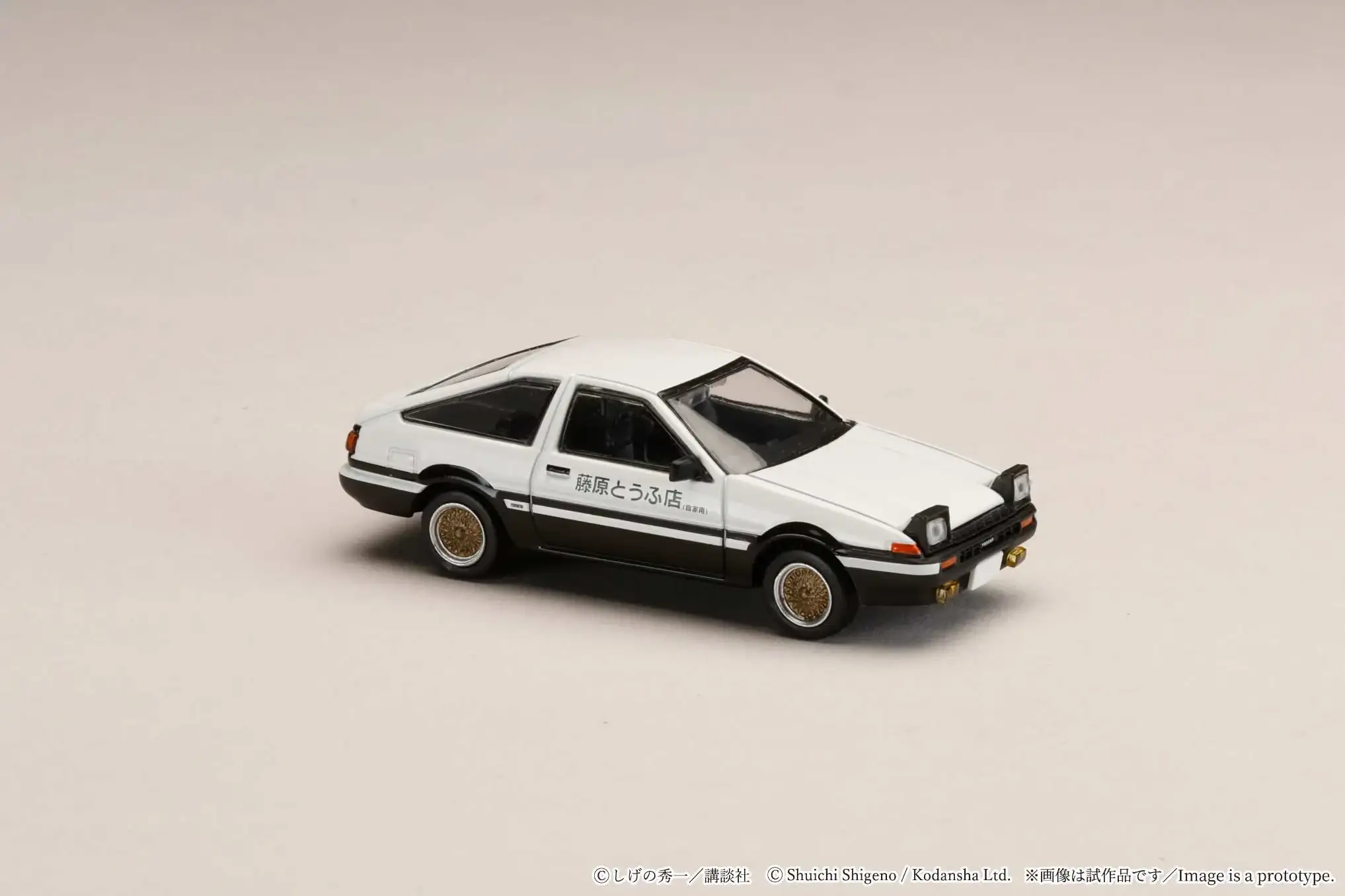 Hobby Japan 1:64 Scale Toyota Sprinter Trueno (AE86) Initial D Takumi Fujiwara & Natsuki Mogi Diorama Set - Image 7