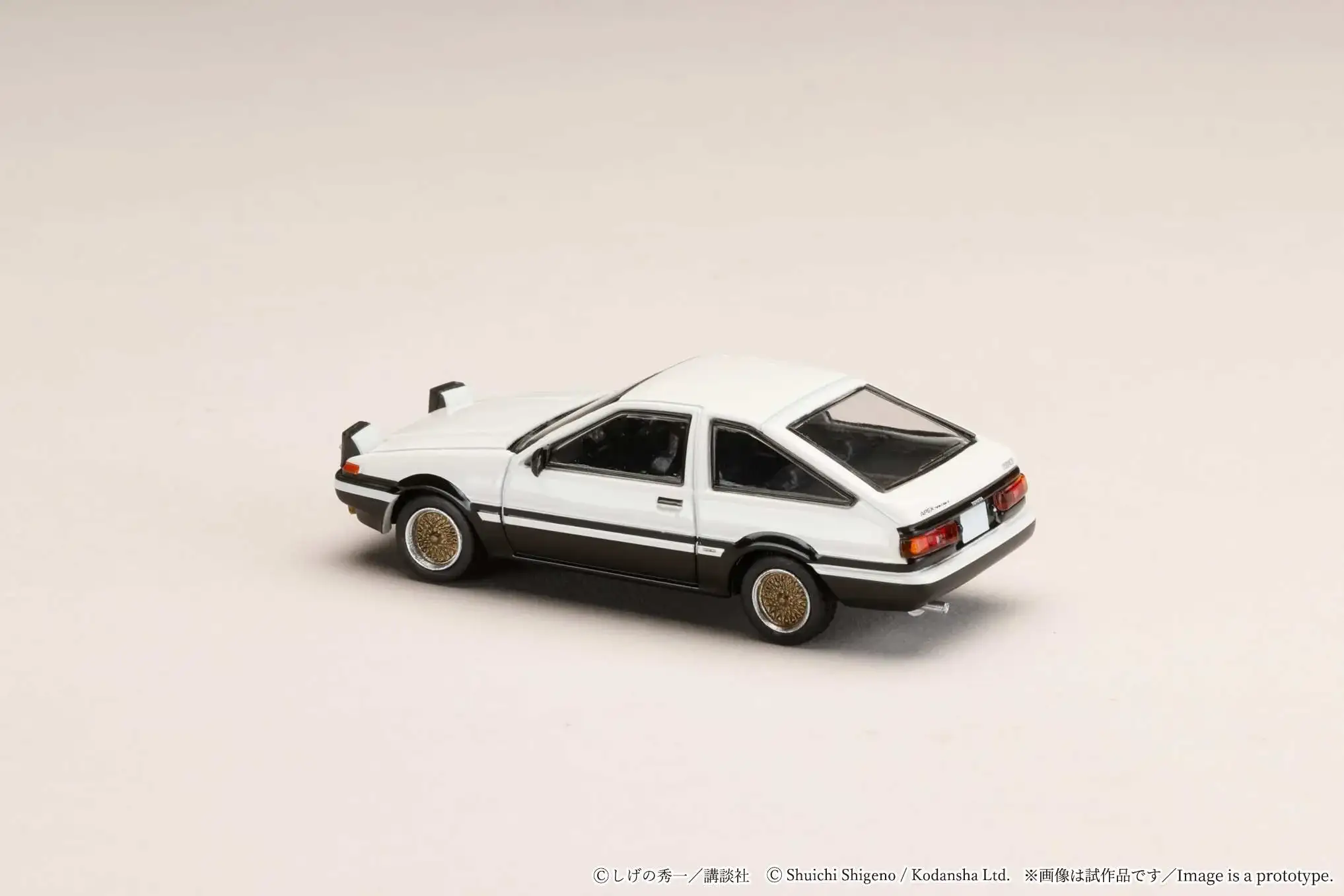 Hobby Japan 1:64 Scale Toyota Sprinter Trueno (AE86) Initial D Takumi Fujiwara & Natsuki Mogi Diorama Set - Image 8