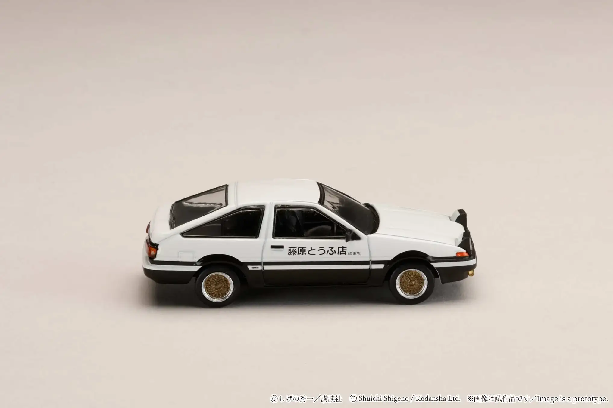 Hobby Japan 1:64 Scale Toyota Sprinter Trueno (AE86) Initial D Takumi Fujiwara & Natsuki Mogi Diorama Set - Image 9