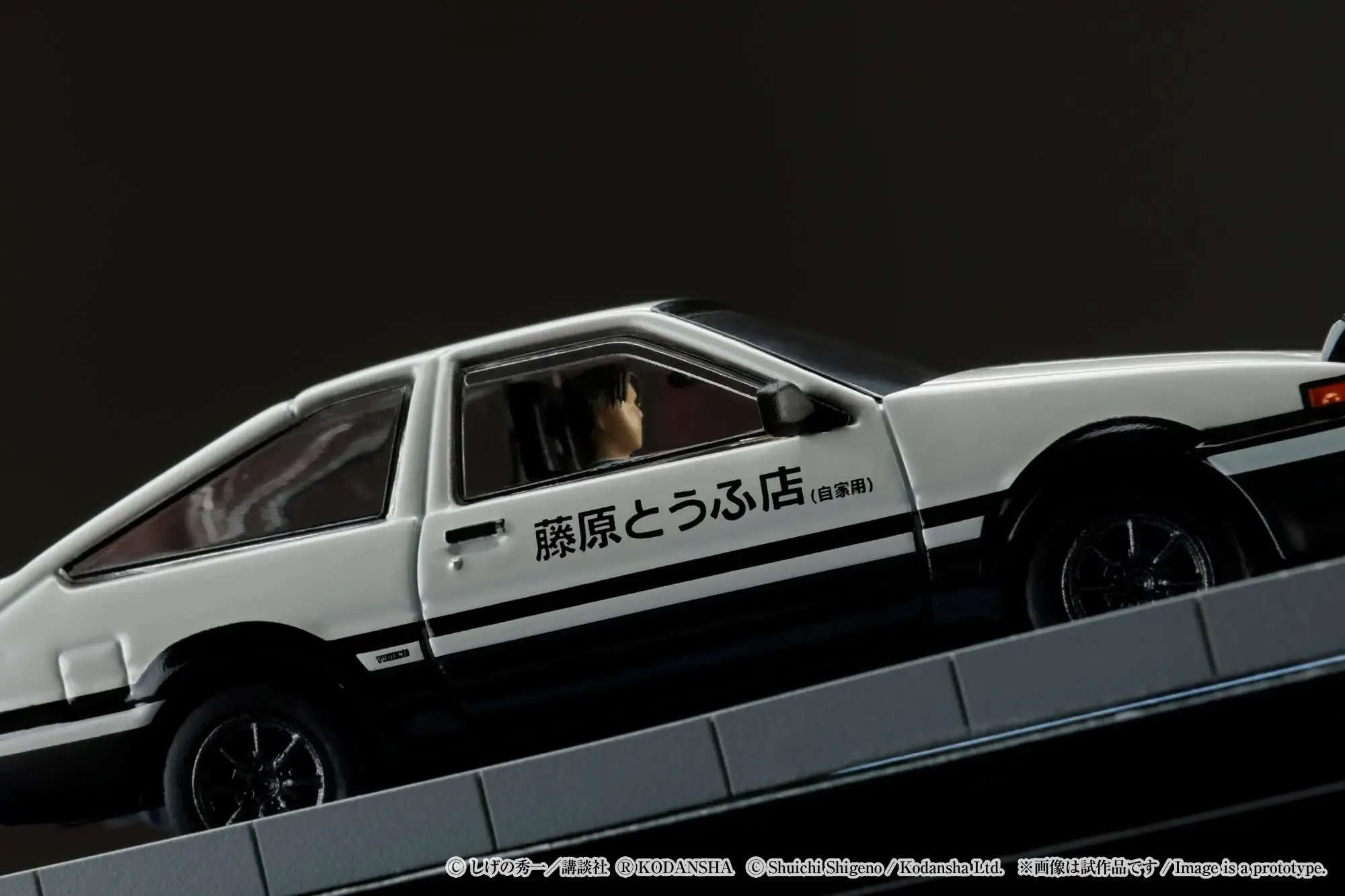 Hobby Japan Initial D 1/64 Toyota SPRINTER TRUENO GT APEX AE86 / INITIAL D VS Ryosuke Takahashi With Takumi Fujiwara Figure - Image 10