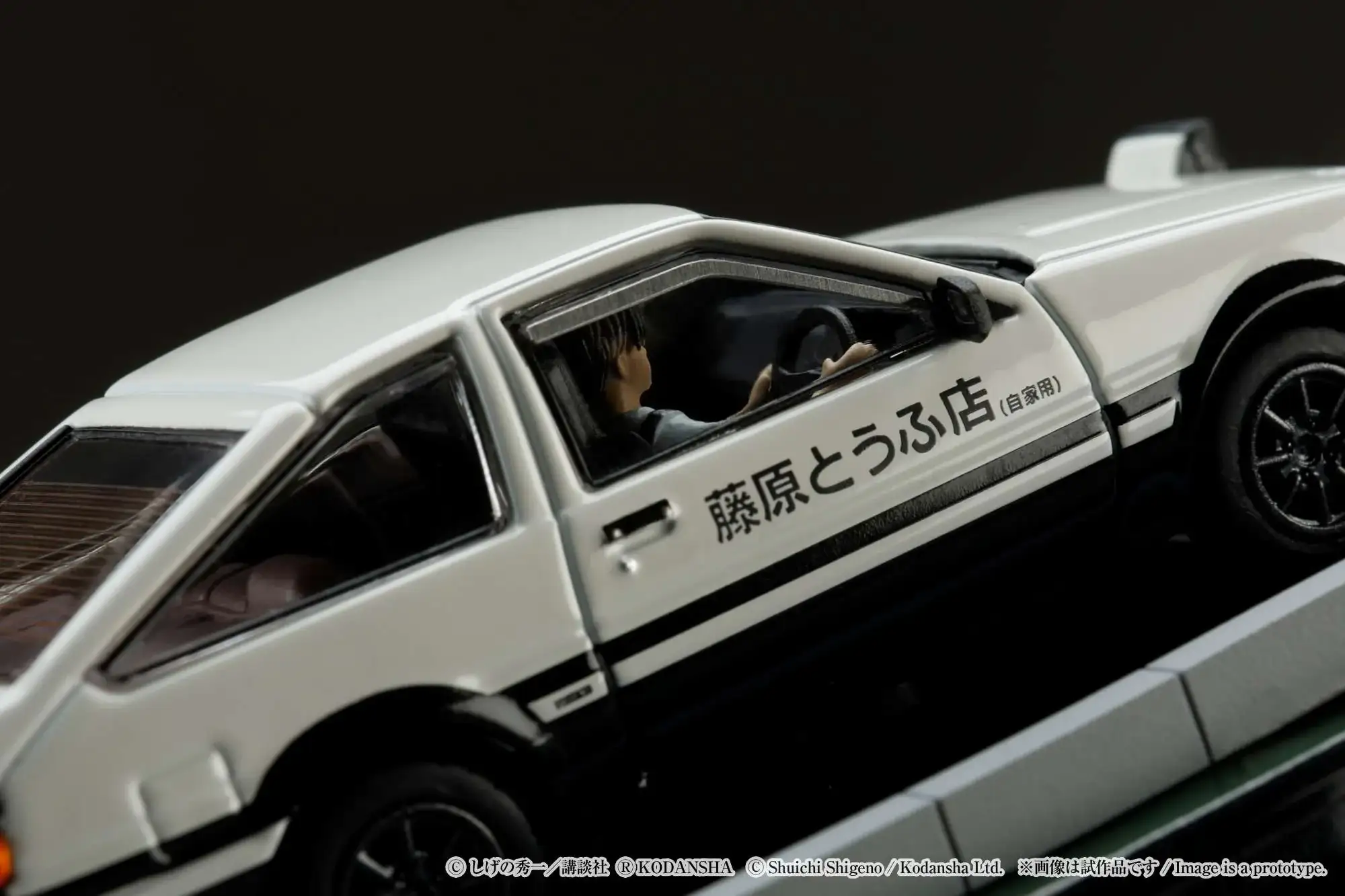 Hobby Japan Initial D 1/64 Toyota SPRINTER TRUENO GT APEX AE86 / INITIAL D VS Ryosuke Takahashi With Takumi Fujiwara Figure - Image 11
