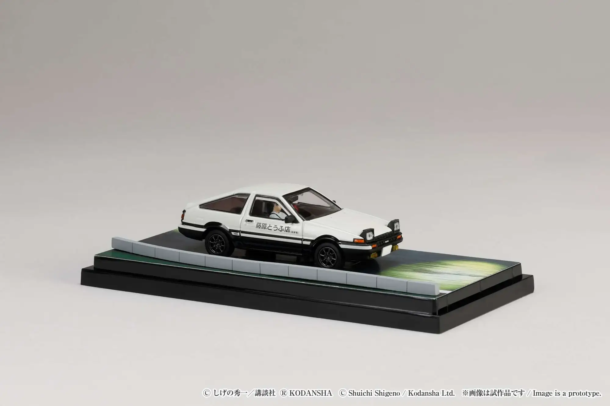 Hobby Japan Initial D 1/64 Toyota SPRINTER TRUENO GT APEX AE86 / INITIAL D VS Ryosuke Takahashi With Takumi Fujiwara Figure - Image 12