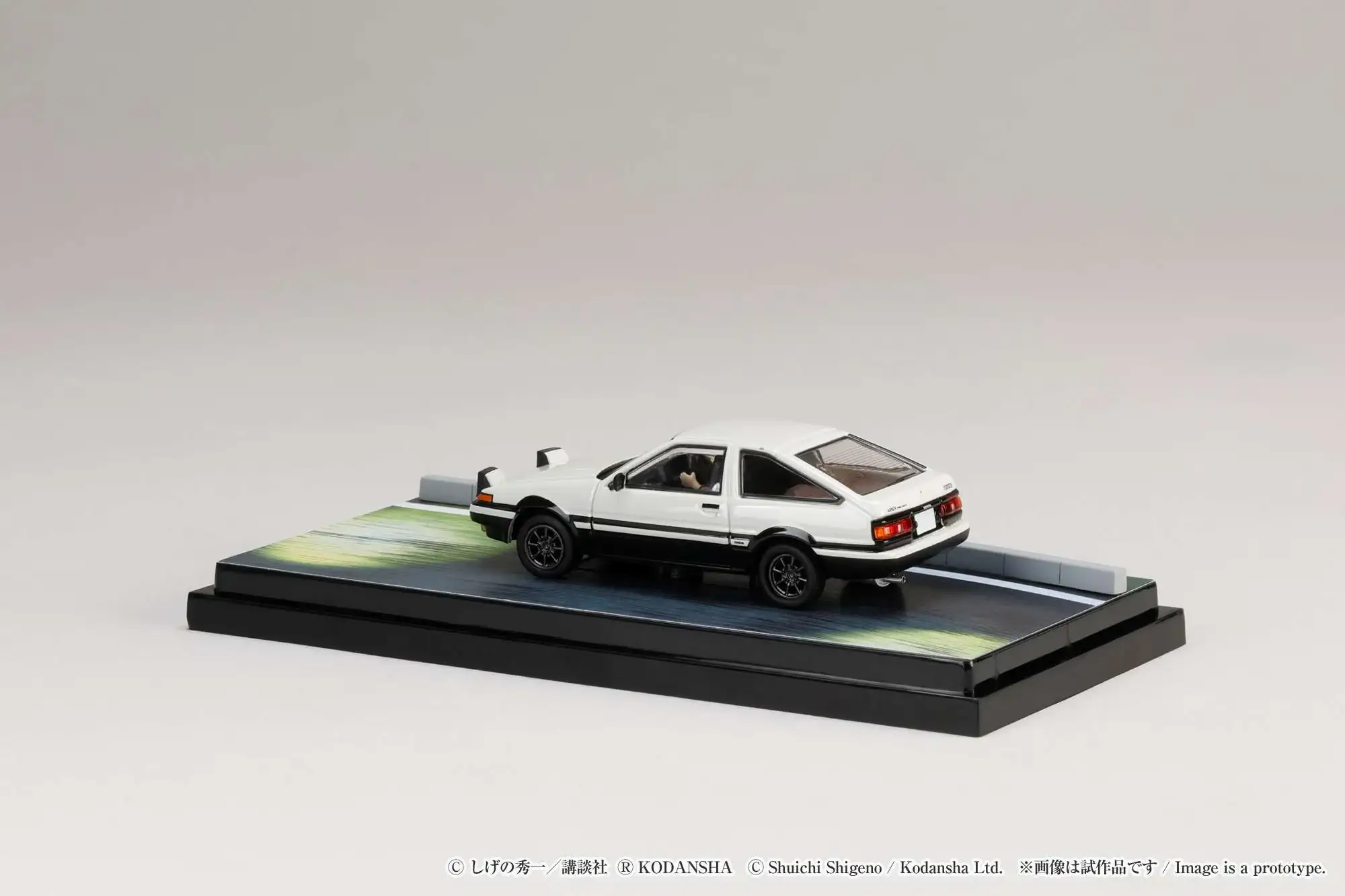 Hobby Japan Initial D 1/64 Toyota SPRINTER TRUENO GT APEX AE86 / INITIAL D VS Ryosuke Takahashi With Takumi Fujiwara Figure - Image 4
