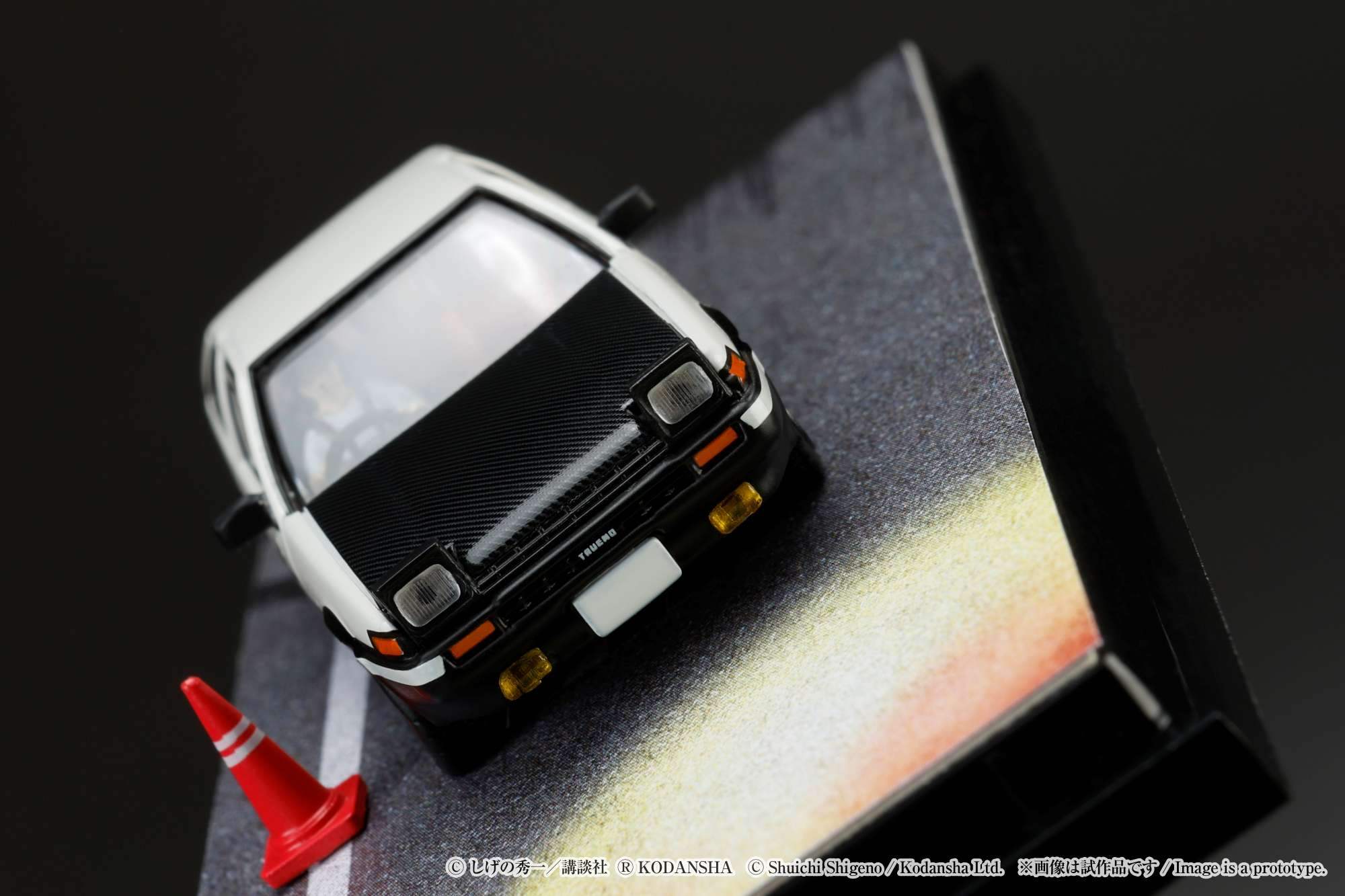 Hobby Japan Initial D 1/64 Toyota SPRINTER TRUENO GT APEX AE86 / INITIAL D VS Tomoyuki Tachi With Takumi Fujiwara Figure - Image 15