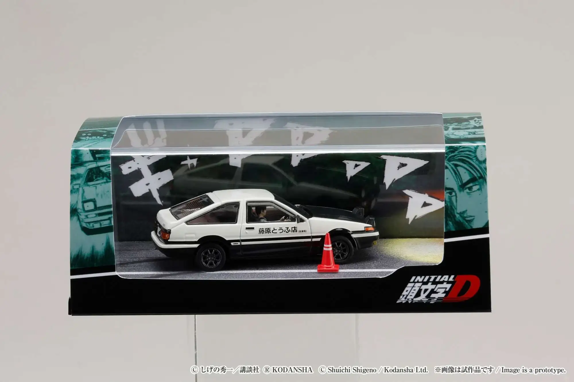 Hobby Japan Initial D 1/64 Toyota SPRINTER TRUENO GT APEX AE86 / INITIAL D VS Tomoyuki Tachi With Takumi Fujiwara Figure - Image 2