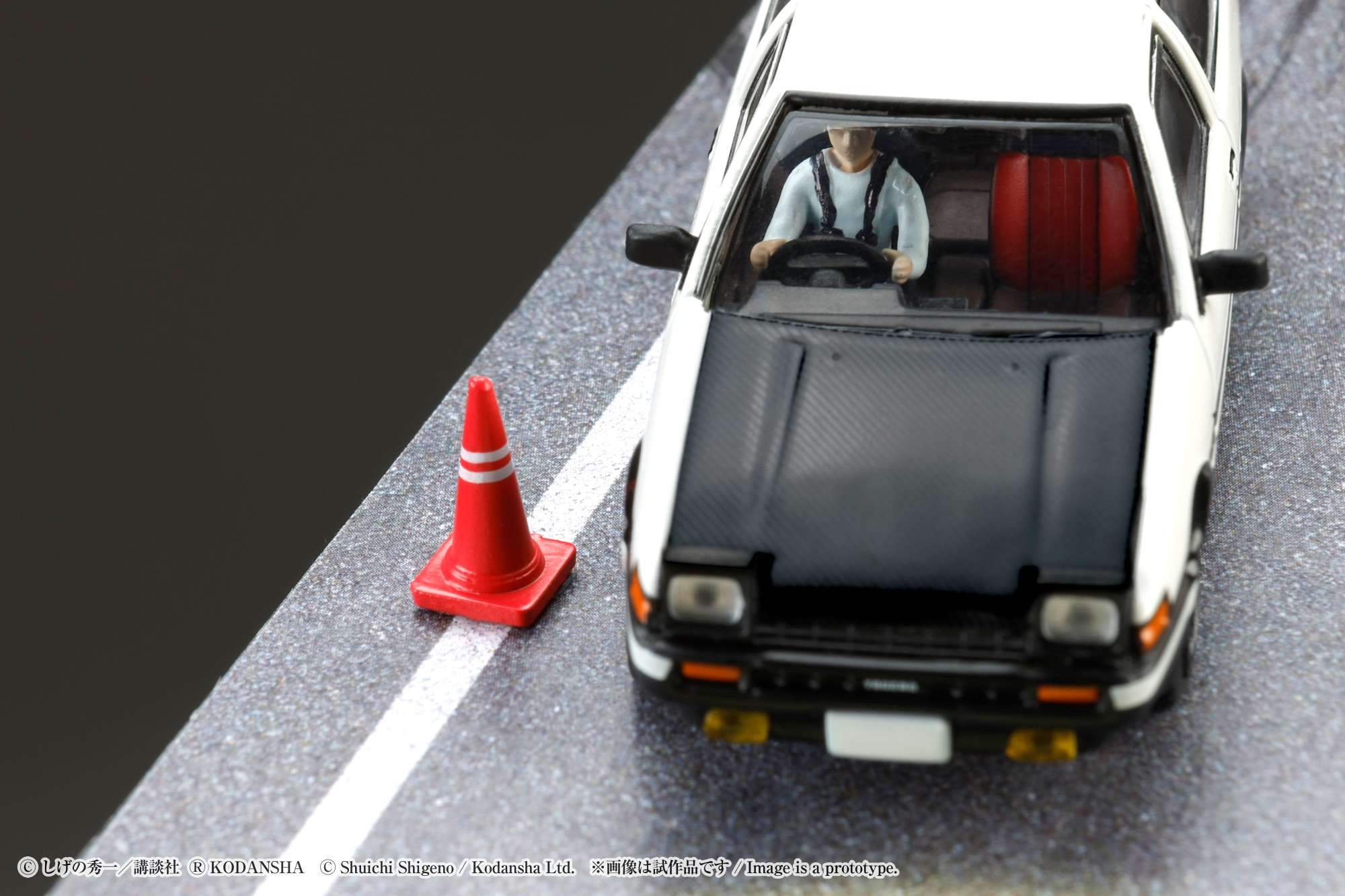 Hobby Japan Initial D 1/64 Toyota SPRINTER TRUENO GT APEX AE86 / INITIAL D VS Tomoyuki Tachi With Takumi Fujiwara Figure - Image 6