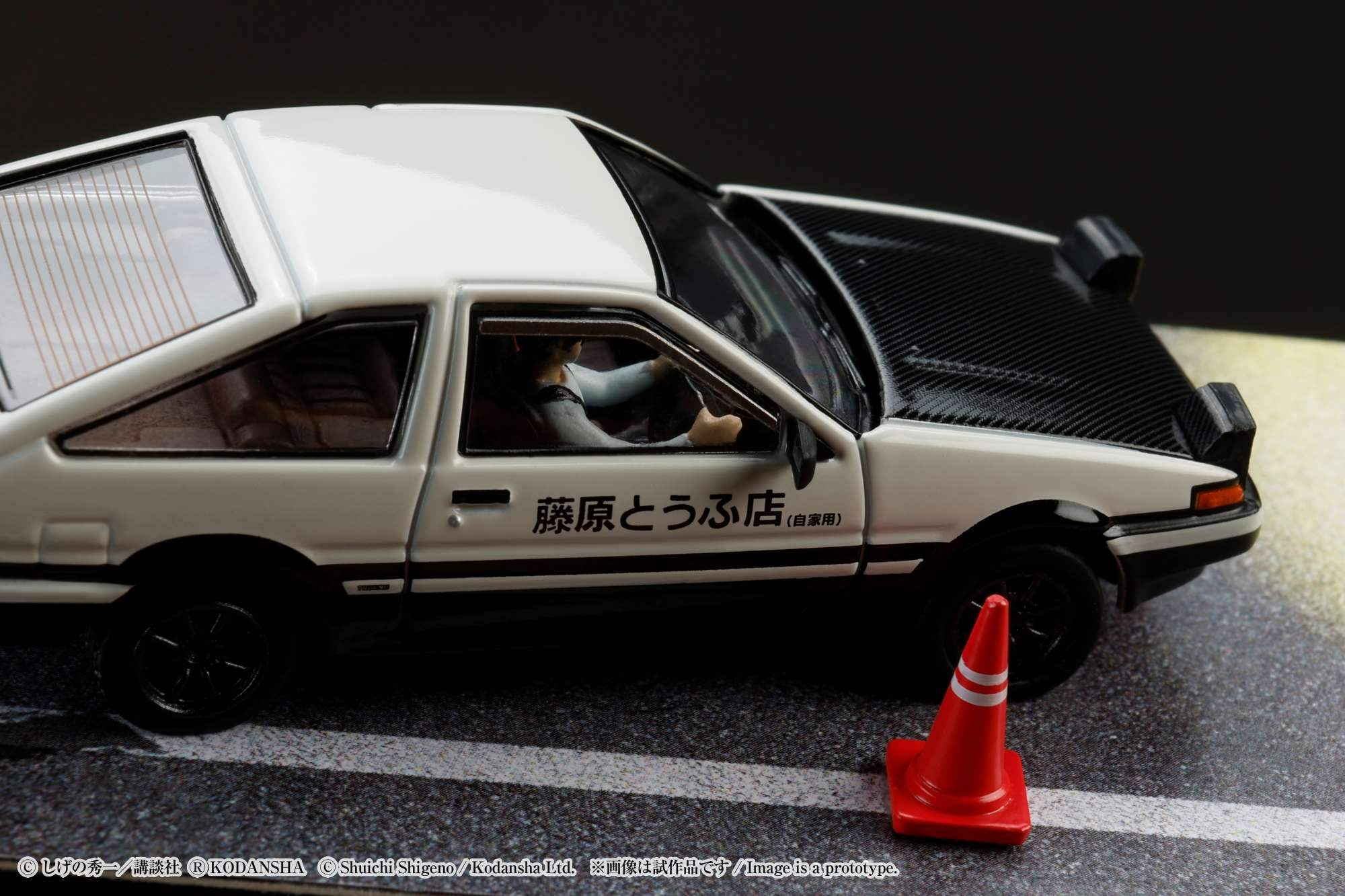 Hobby Japan Initial D 1/64 Toyota SPRINTER TRUENO GT APEX AE86 / INITIAL D VS Tomoyuki Tachi With Takumi Fujiwara Figure - Image 7
