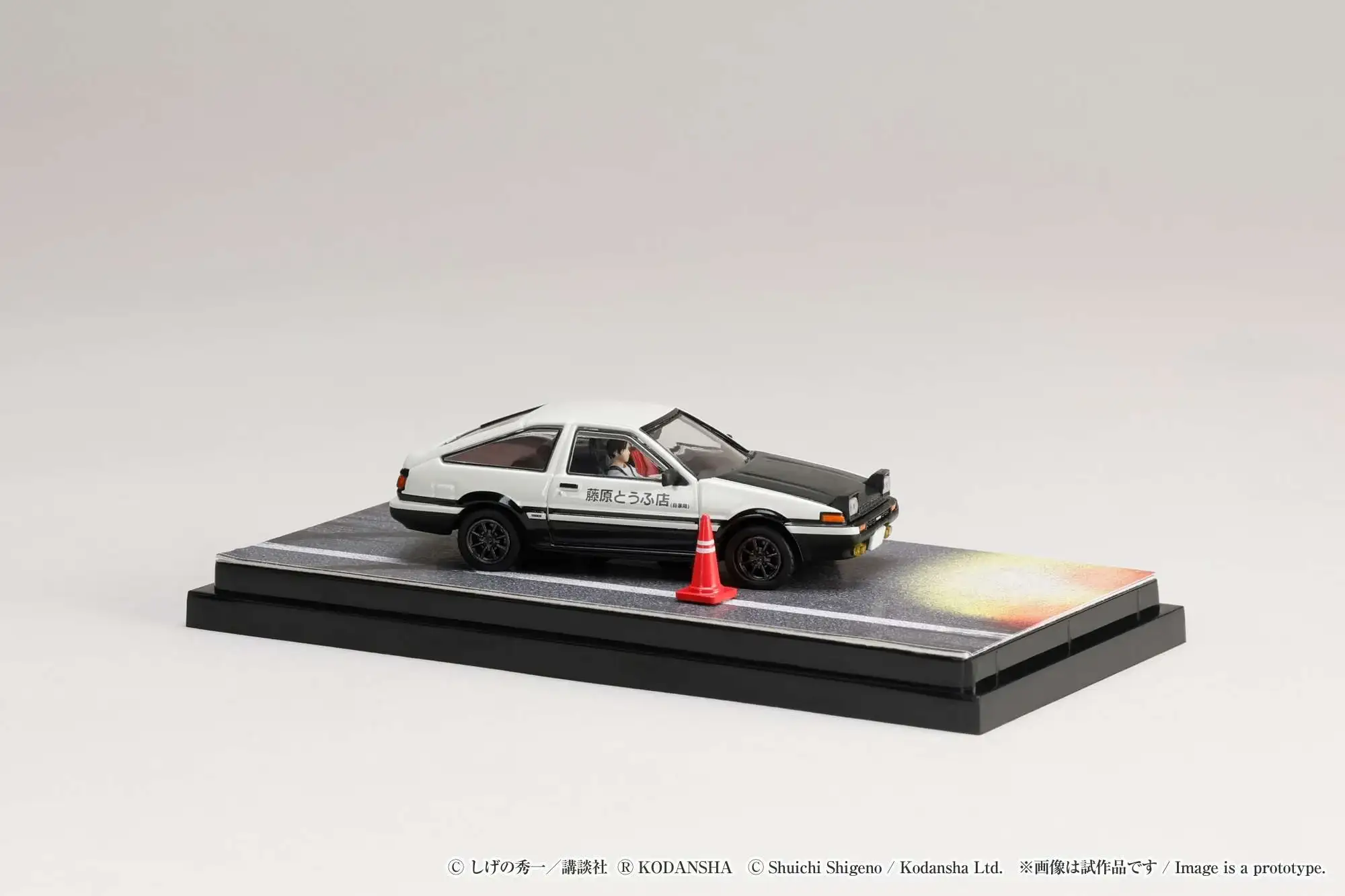 Hobby Japan Initial D 1/64 Toyota SPRINTER TRUENO GT APEX AE86 / INITIAL D VS Tomoyuki Tachi With Takumi Fujiwara Figure - Image 8