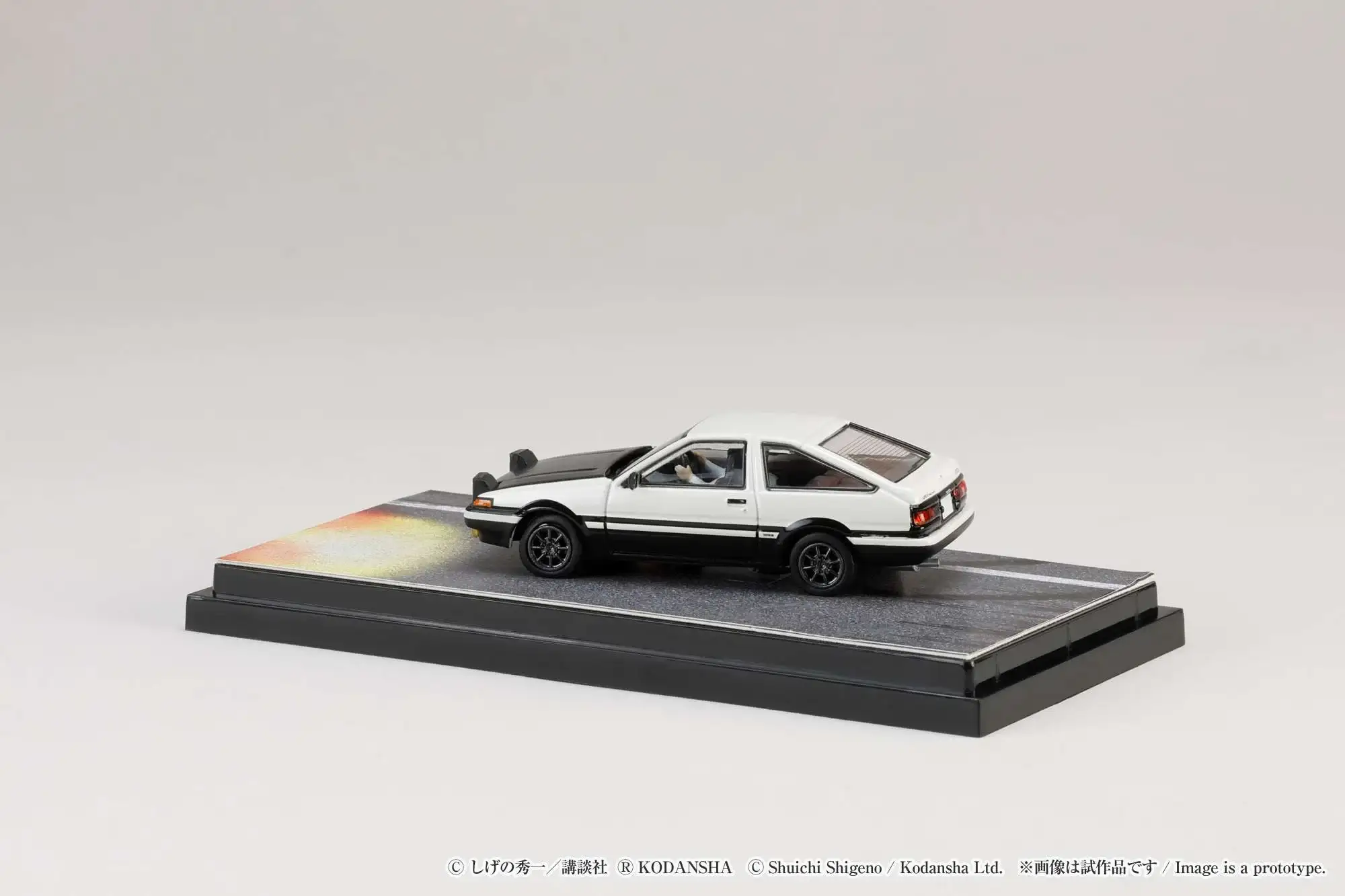 Hobby Japan Initial D 1/64 Toyota SPRINTER TRUENO GT APEX AE86 / INITIAL D VS Tomoyuki Tachi With Takumi Fujiwara Figure - Image 9