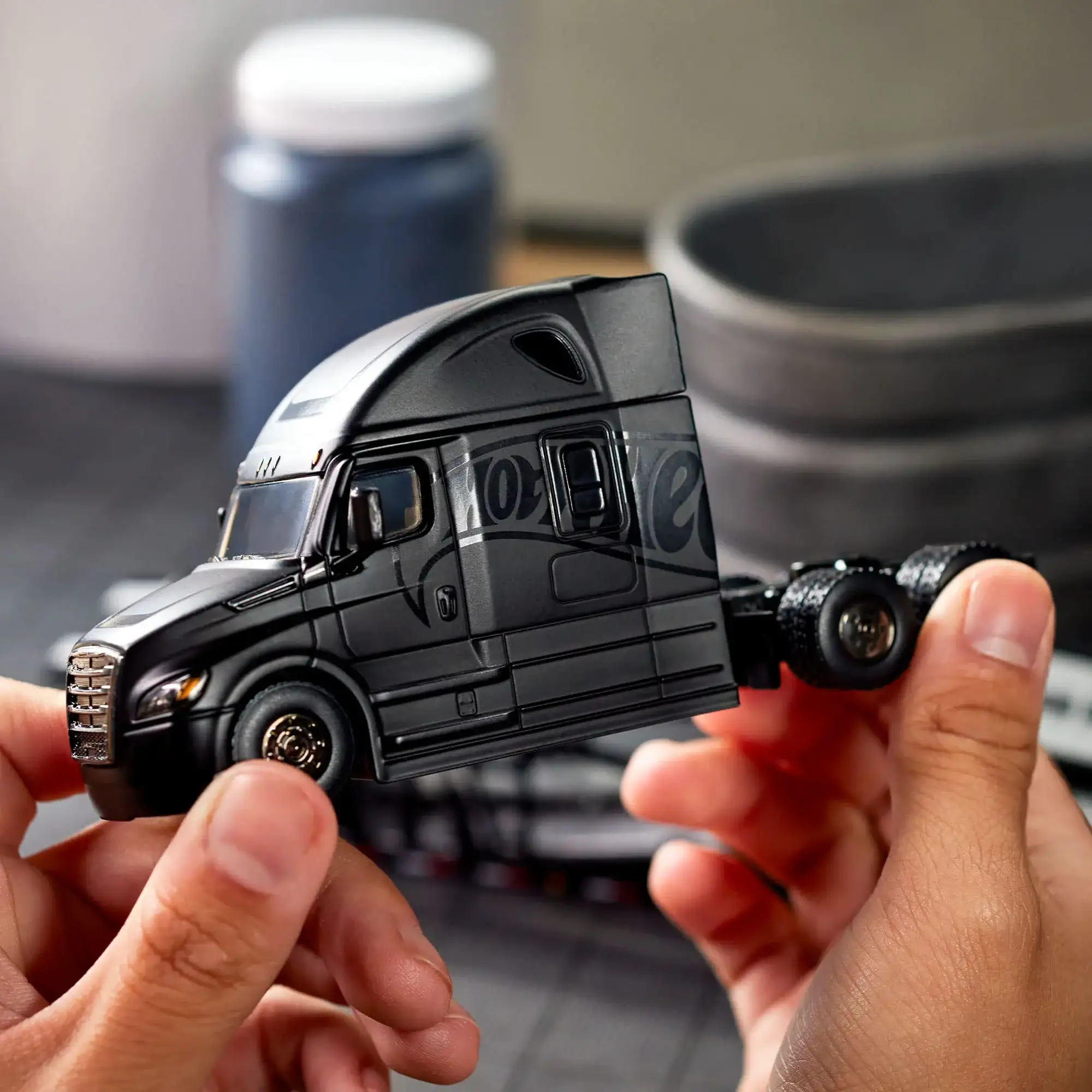 Hot Wheels HWC Elite 64 Freightliner Cascadia - Image 2