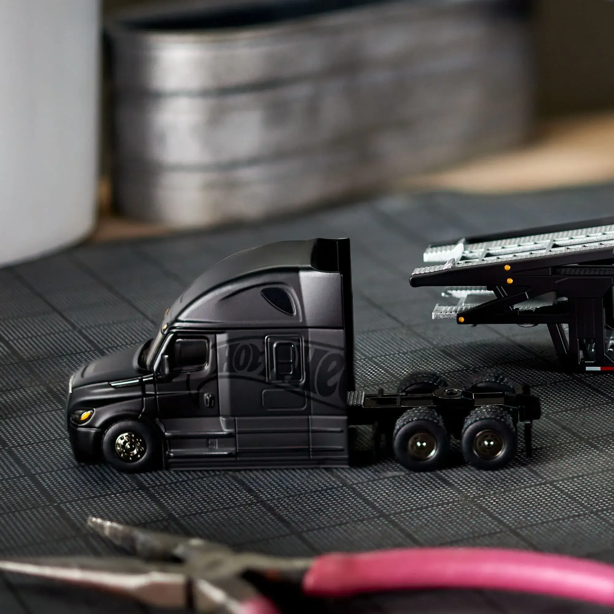 Hot Wheels HWC Elite 64 Freightliner Cascadia - Image 5