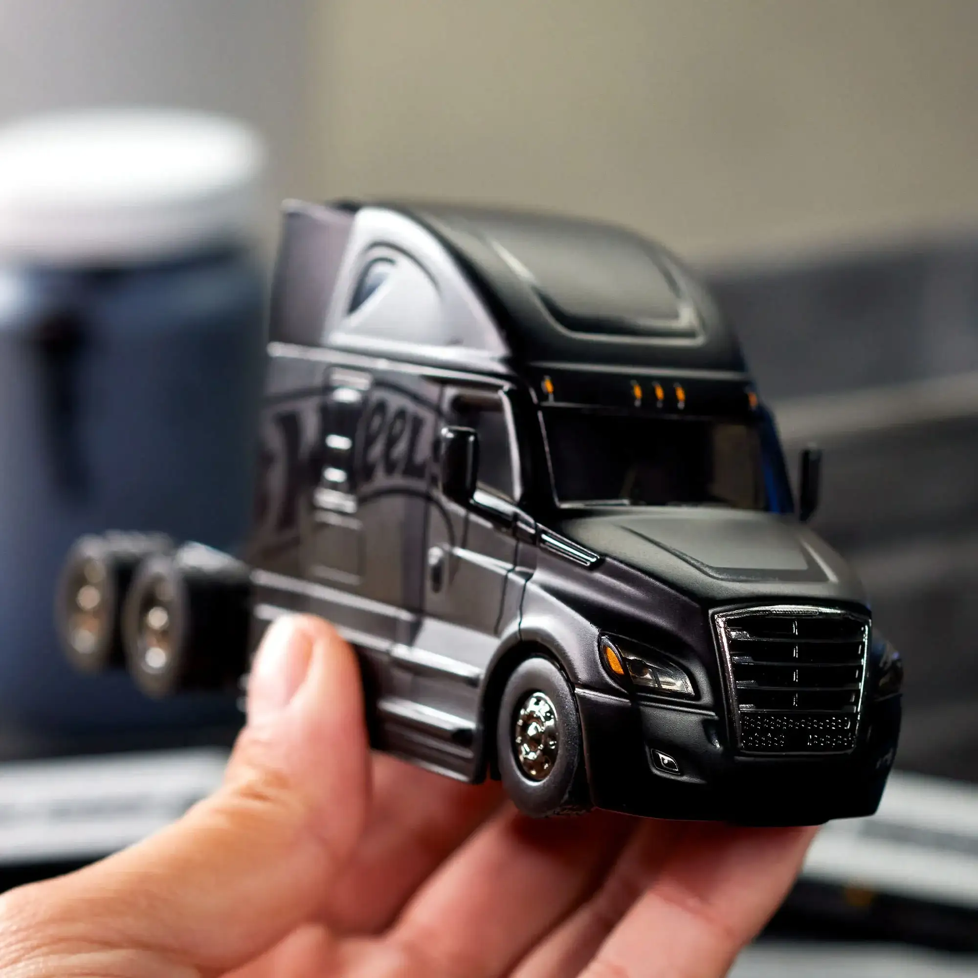 Hot Wheels HWC Elite 64 Freightliner Cascadia - Image 8