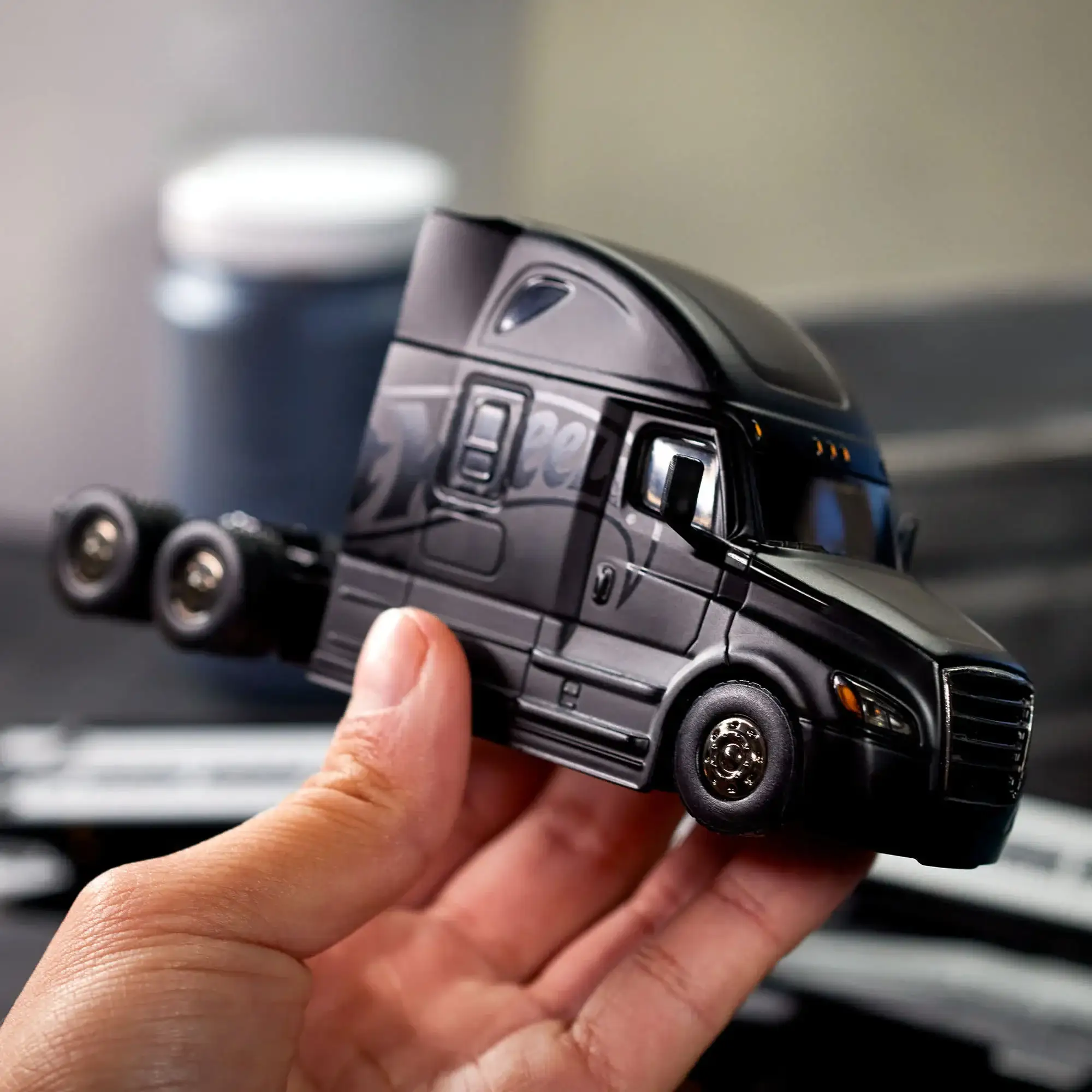 Hot Wheels HWC Elite 64 Freightliner Cascadia - Image 9