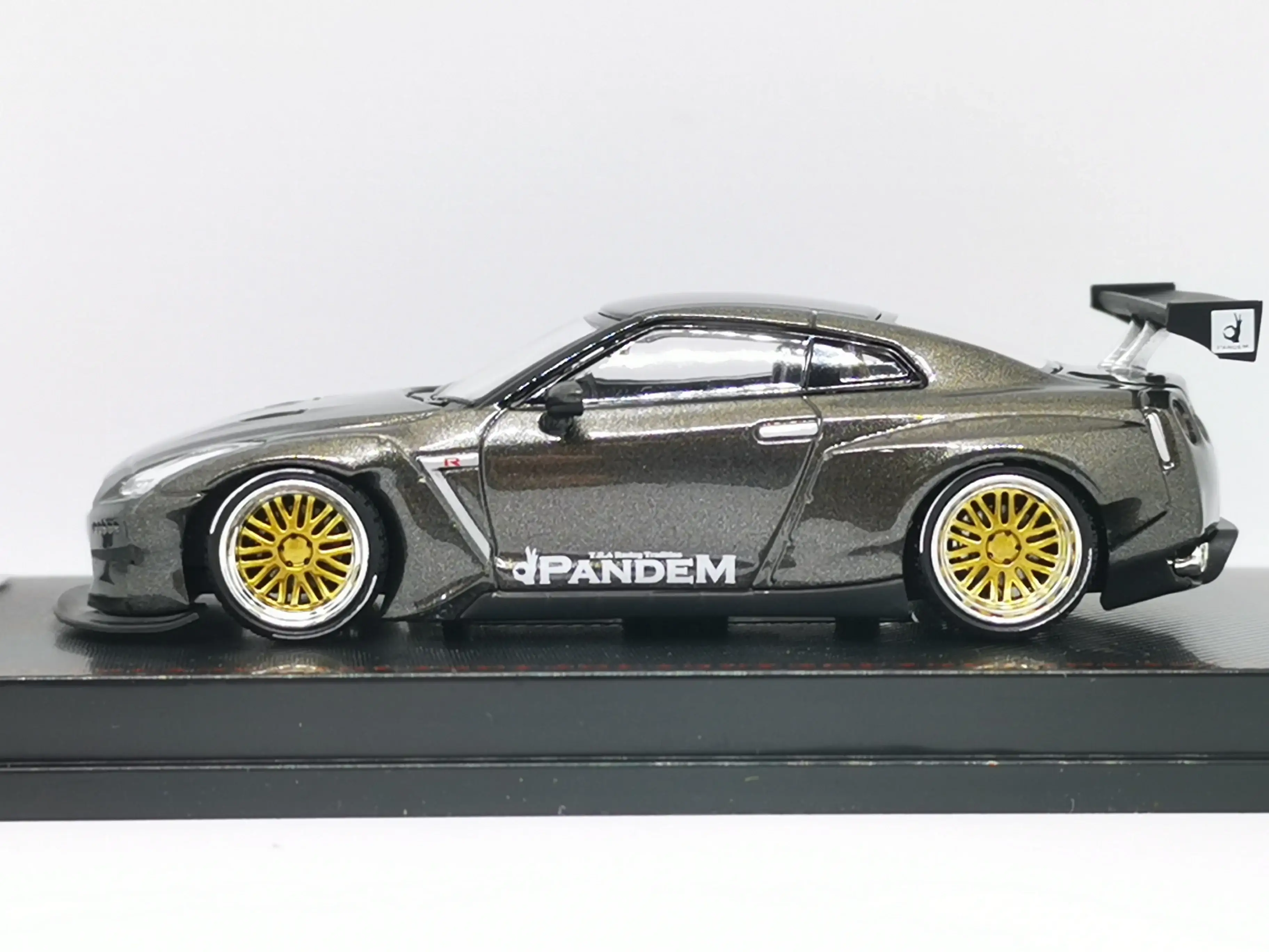 Ignition Model 1:64 Scale IG1397 Pandem Nissan GT-R (Gun Metallic) - Image 3