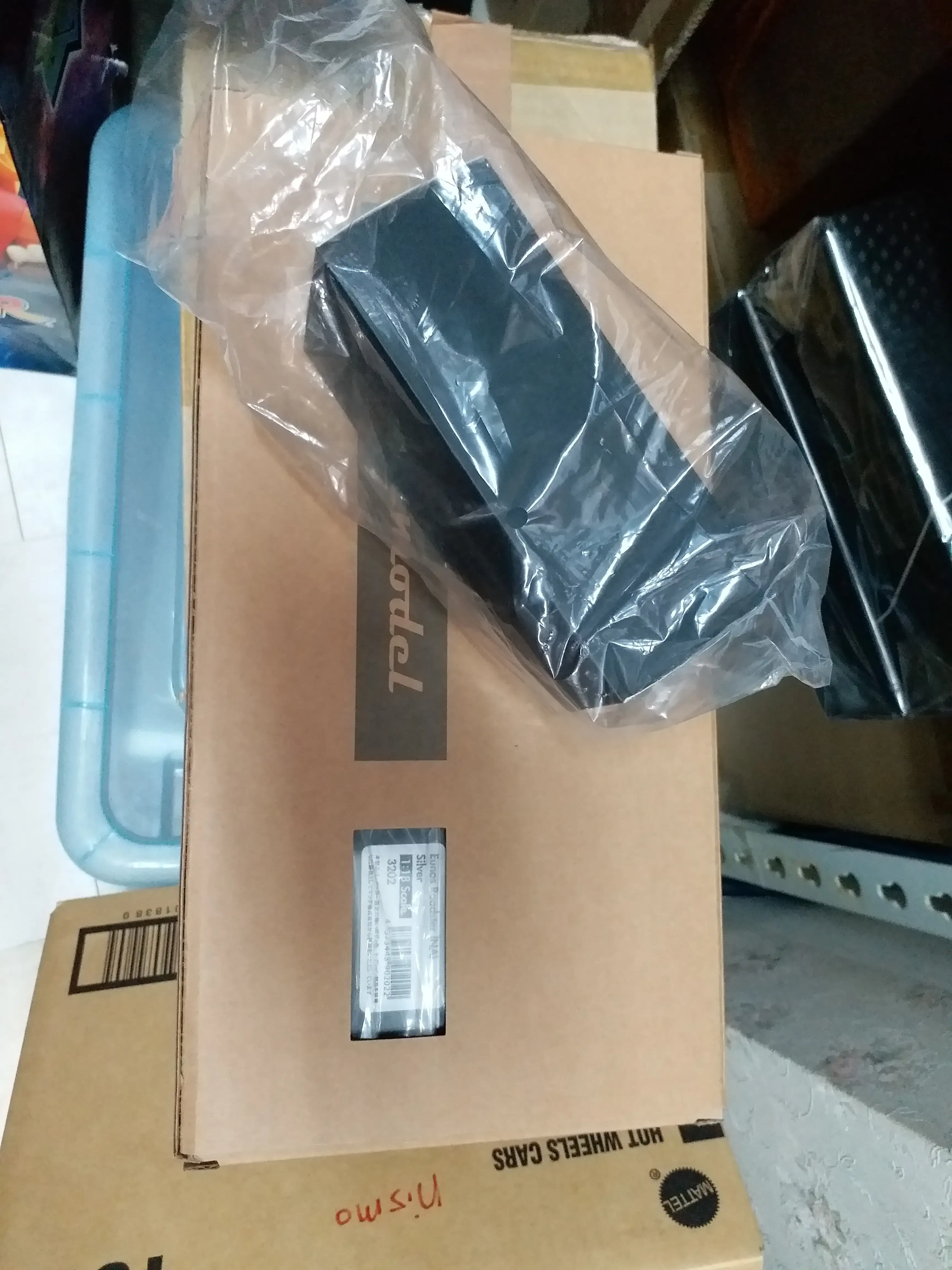 Ignition Model 1:18 IG3202 Eunos Roadster (NA) Silver With Engine - Image 5