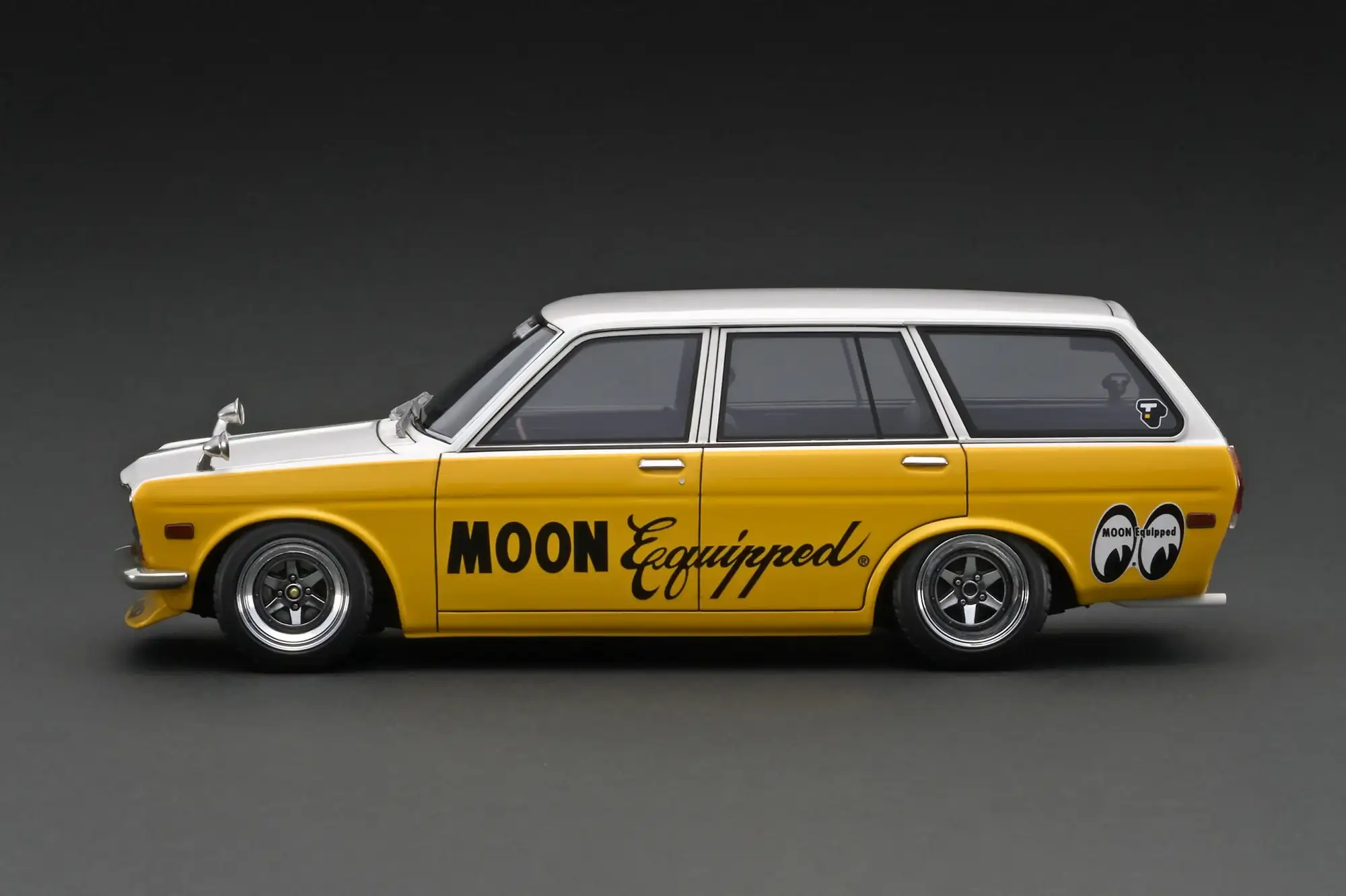 Ignition Model IG3064 Datsun Bluebird (510) Wagon Yellow / White Moon 1:18 - Image 3