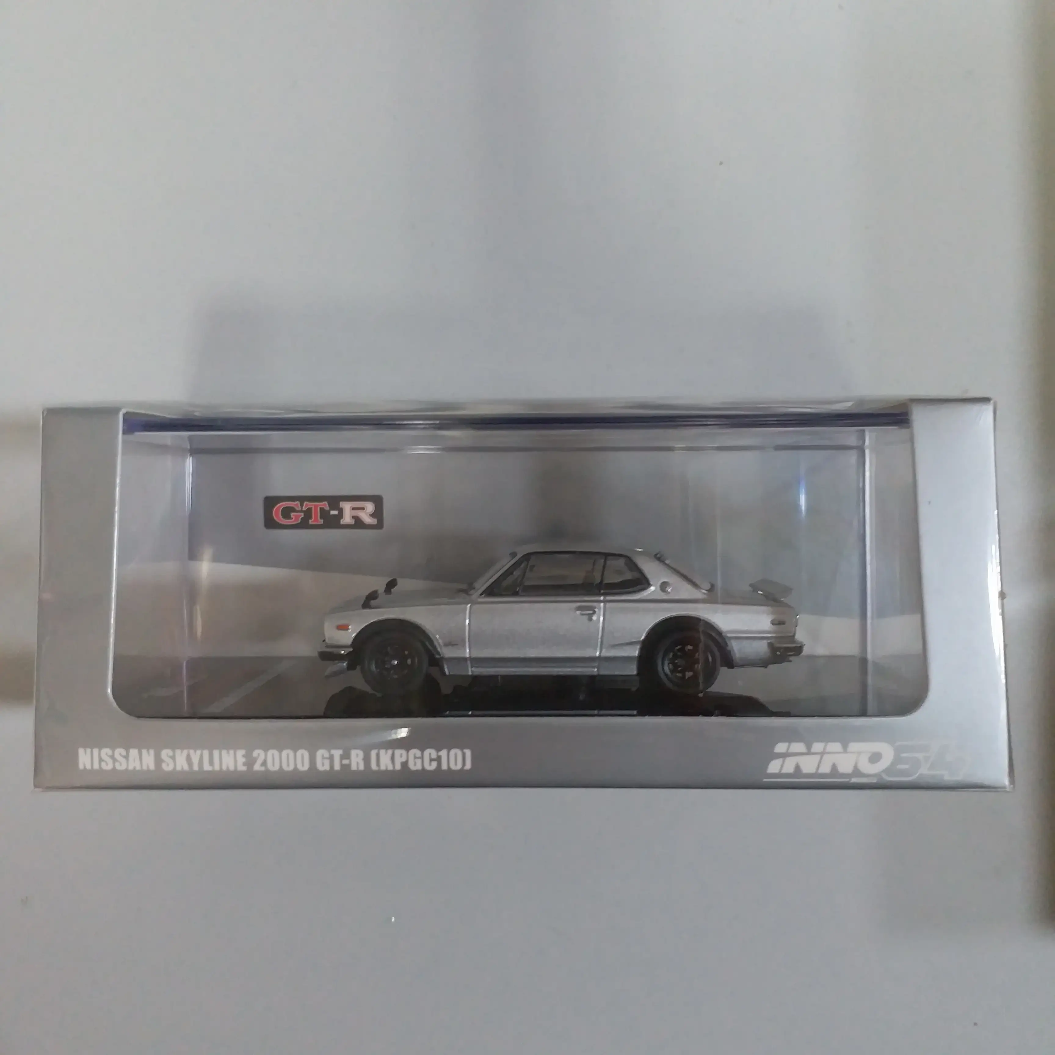 INNO64 1/64 NISSAN SKYLINE 2000 GT-R (KPGC10) Silver - Image 2