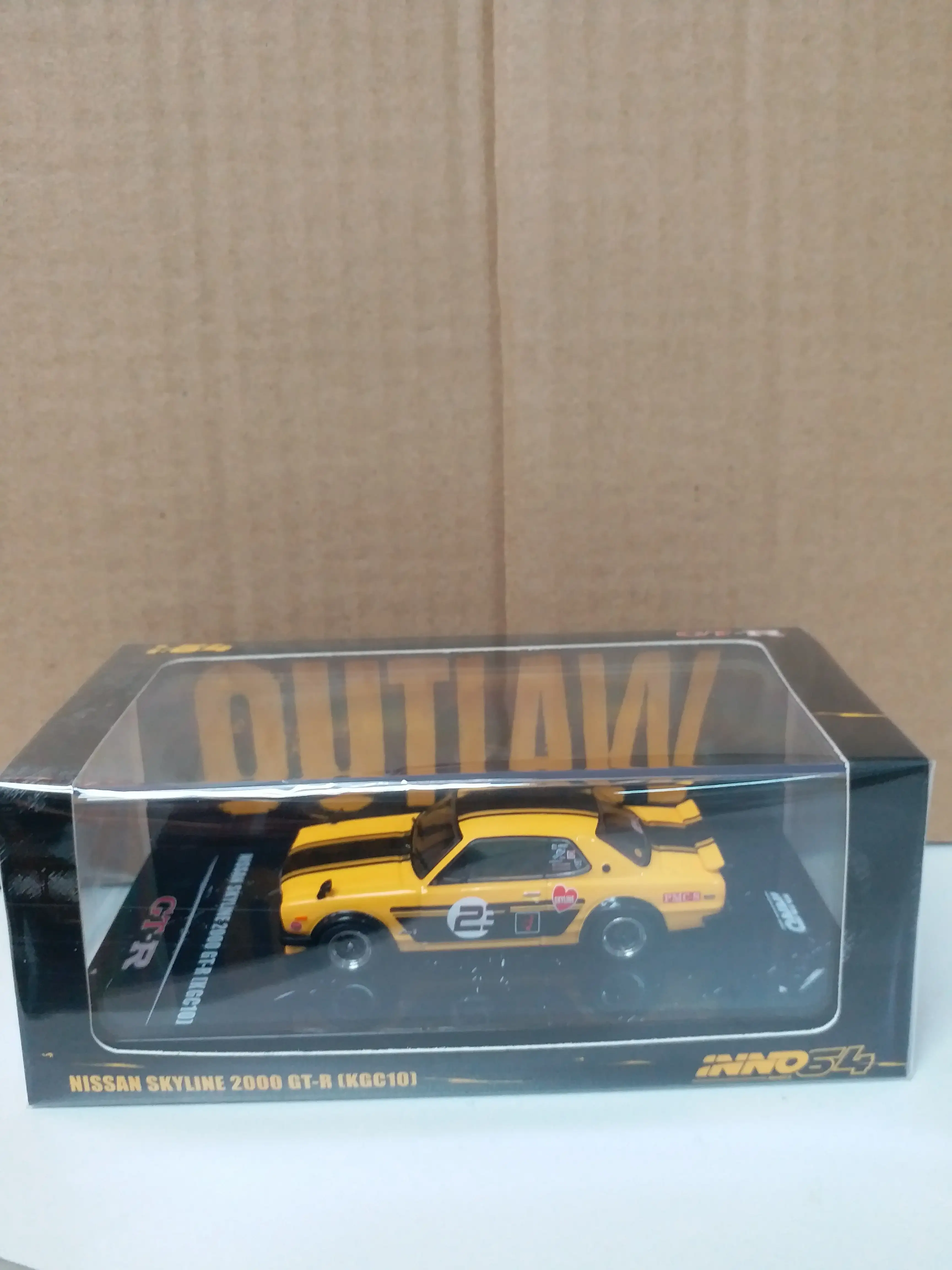 INNO64 1/64 NISSAN SKYLINE 2000 GT-R (KPGC10) Yellow - Image 2