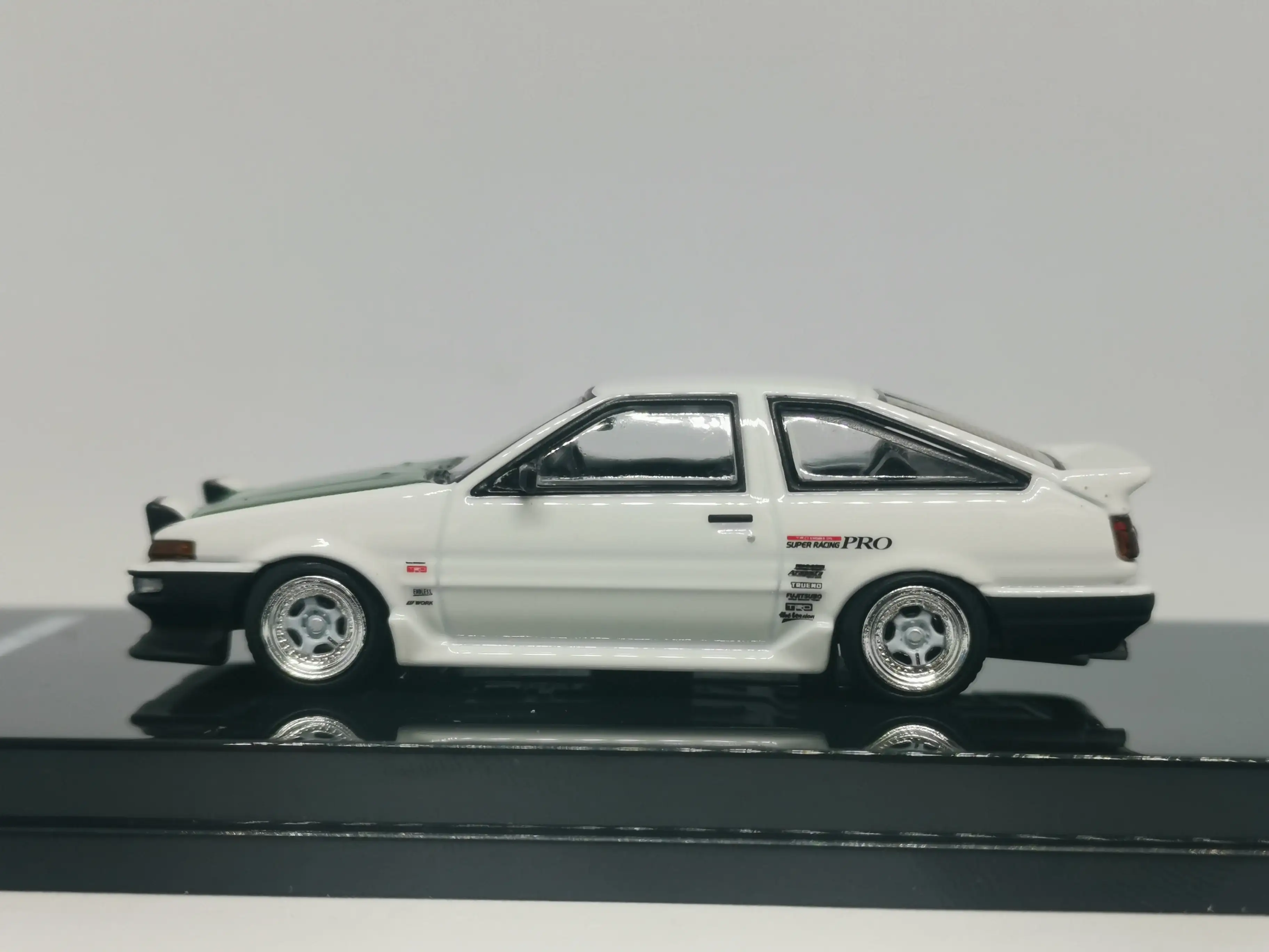 Inno64 Toyota Sprinter Trueno Corolla AE86 - Image 3
