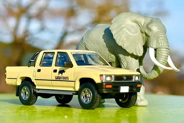 Kaiyodo x Tomica Limited Vintage Diocolle 64 #CarSnap 29a Safari 2 (Toyota Hilux 4WD Pickup Double Cab Included) - Image 3