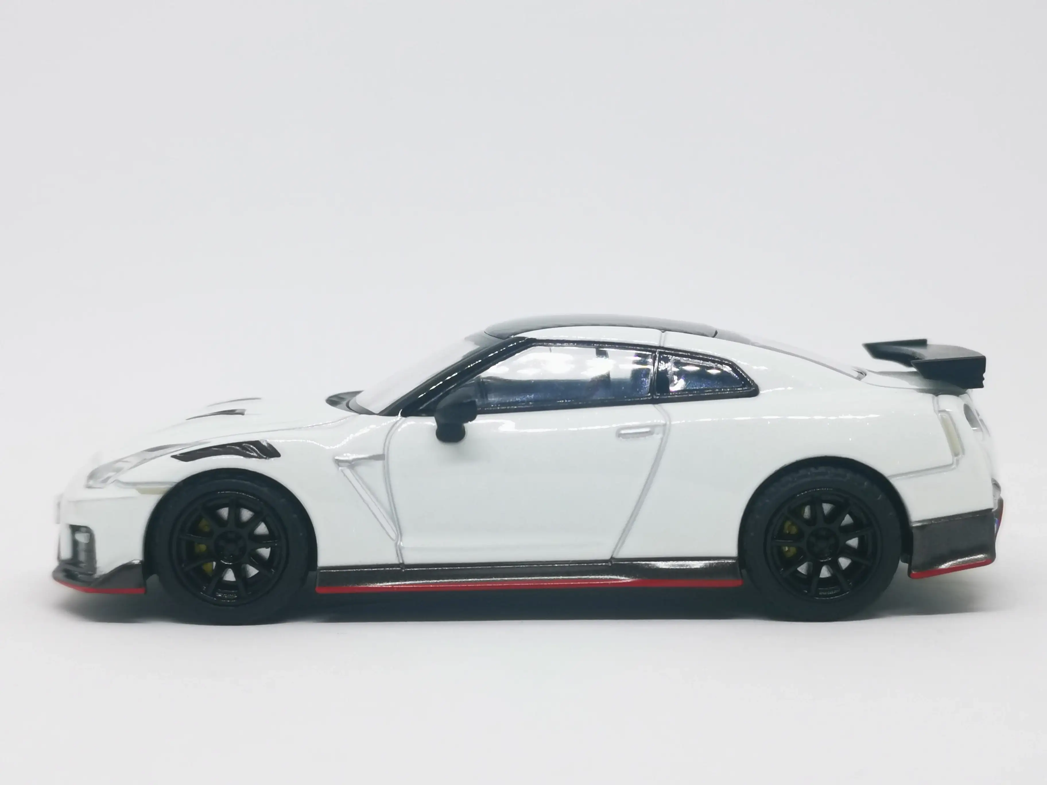 Tomica Limited Vintage Neo LV-N217a Nissan GT-R Nismo 2020 Model White - Image 7