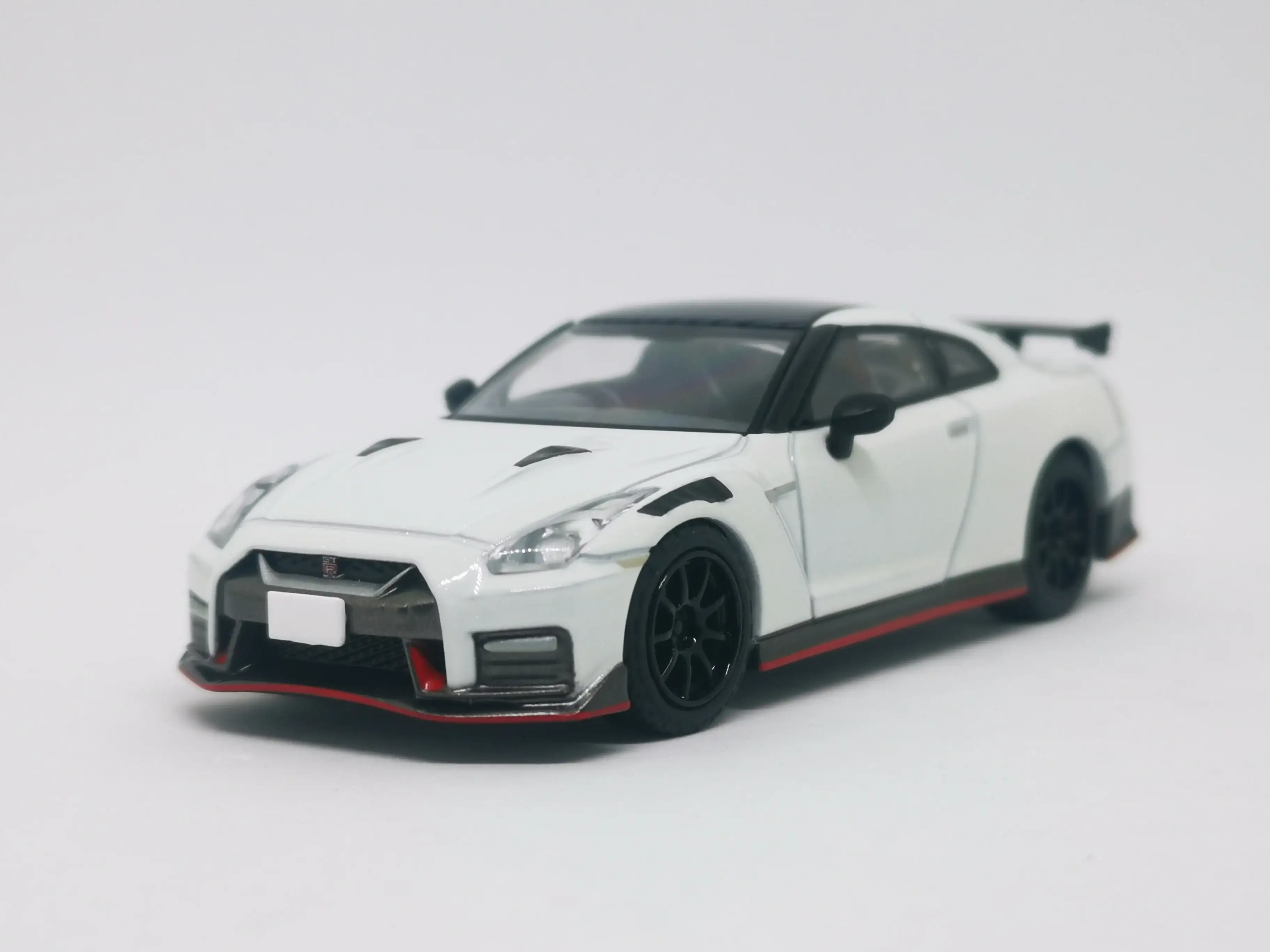 Tomica Limited Vintage Neo LV-N217a Nissan GT-R Nismo 2020 Model White - Image 8