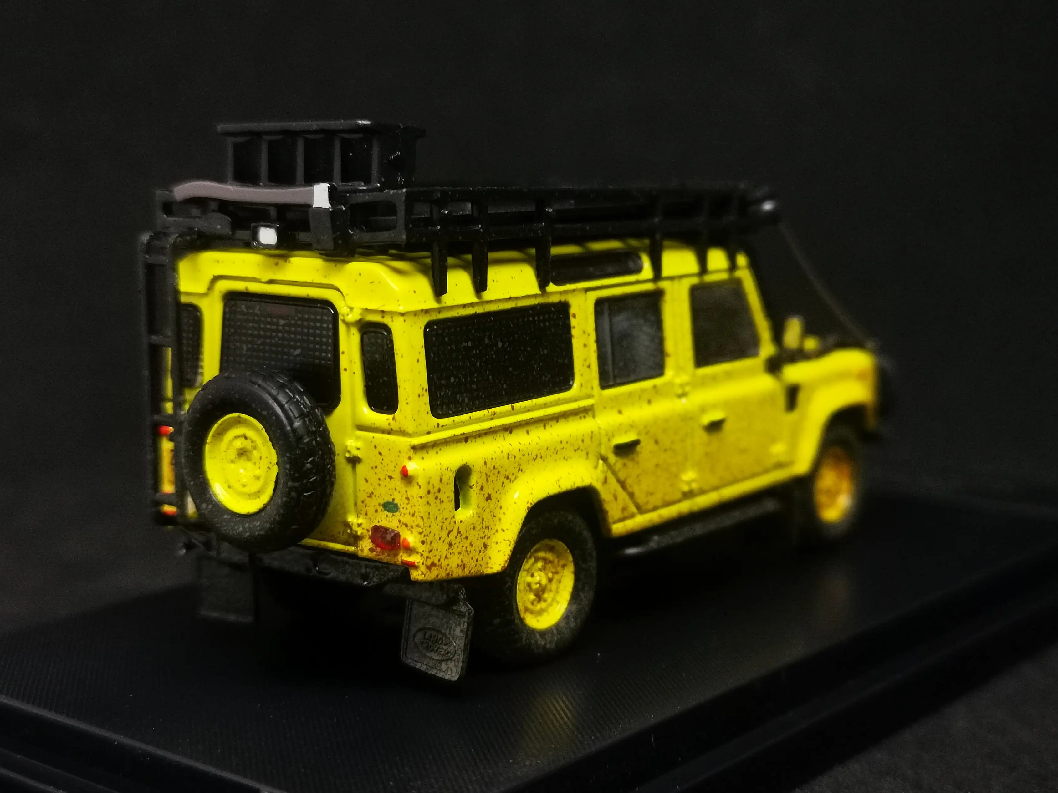 Master Model 1:64 Scale Camel Trophy Land Rover Defender 110 Dirty Ver. With Off Road Kits - Image 3