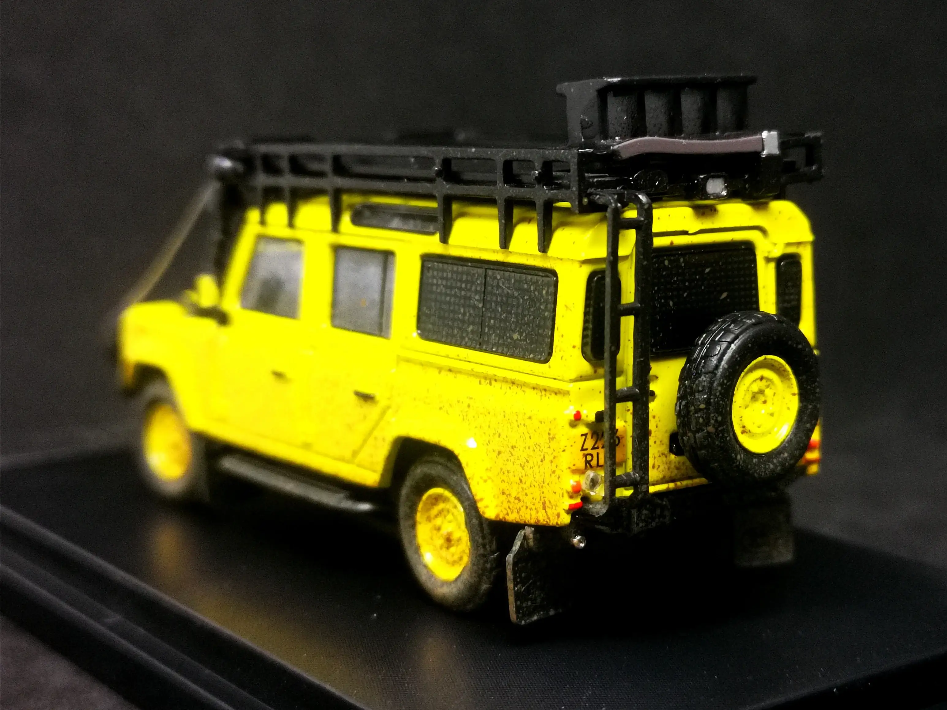 Master Model 1:64 Scale Camel Trophy Land Rover Defender 110 Dirty Ver. With Off Road Kits - Image 4