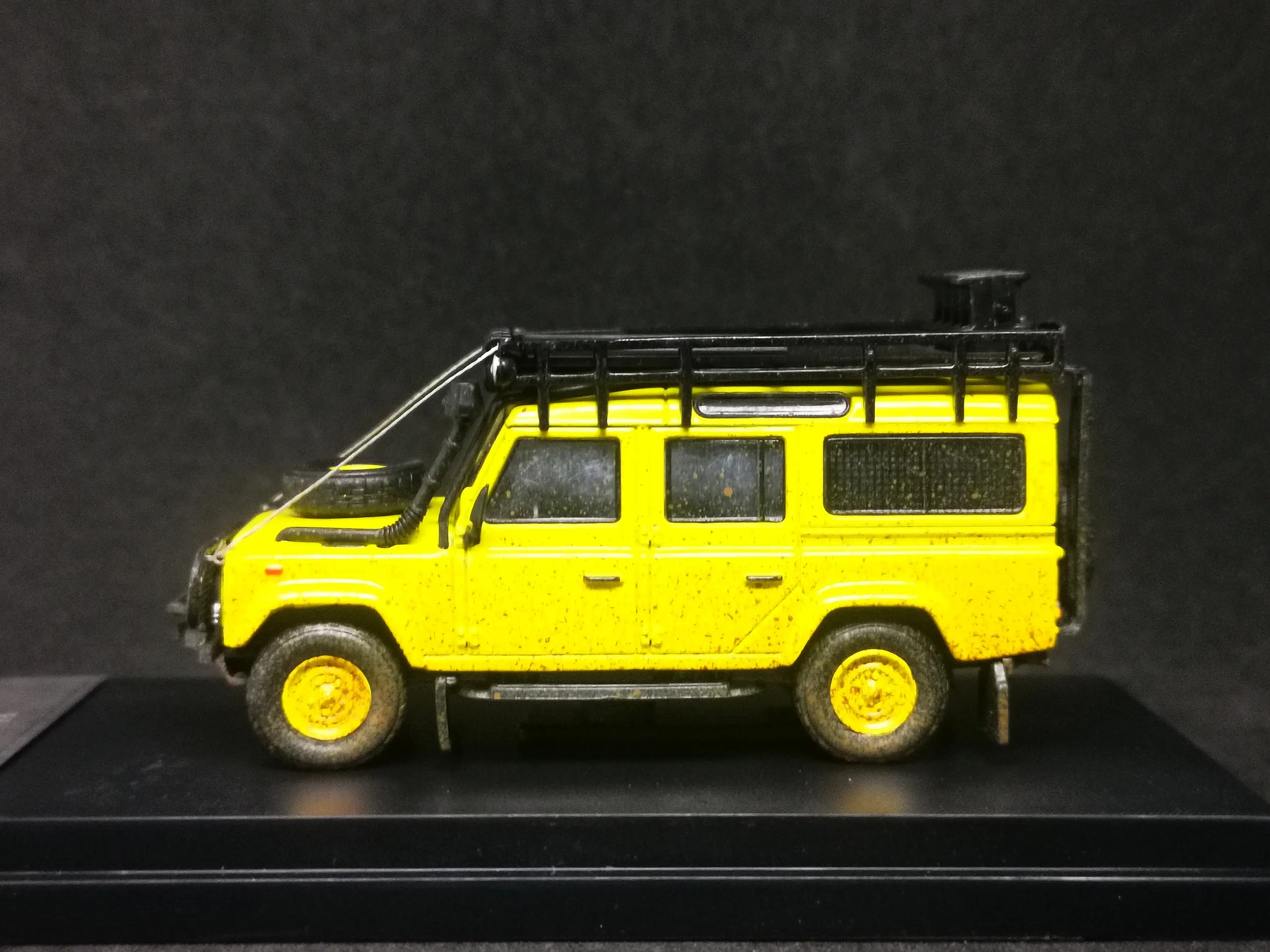 Master Model 1:64 Scale Camel Trophy Land Rover Defender 110 Dirty Ver. With Off Road Kits - Image 5