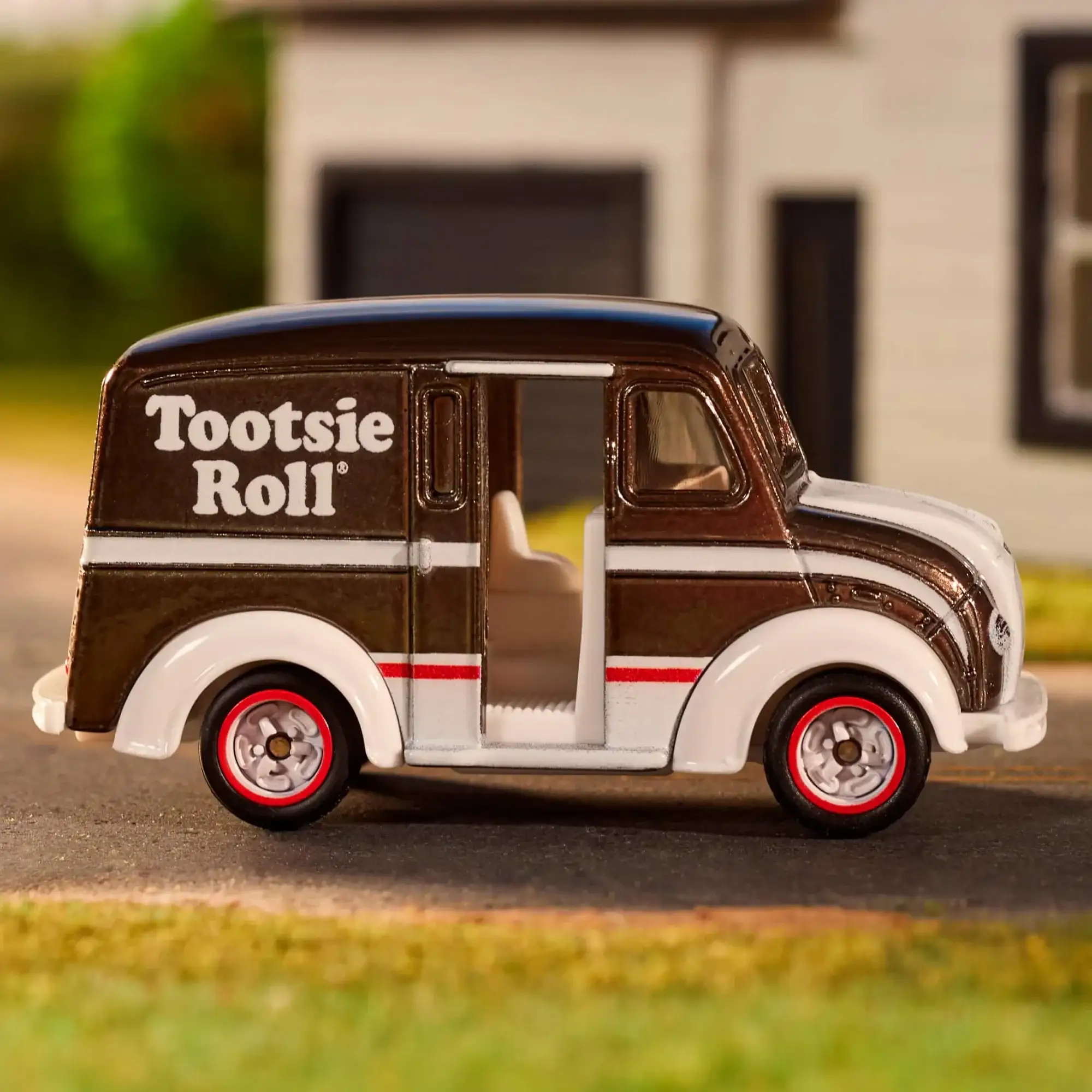 Matchbox Tootsie Roll Divco Milk Truck - Image 4