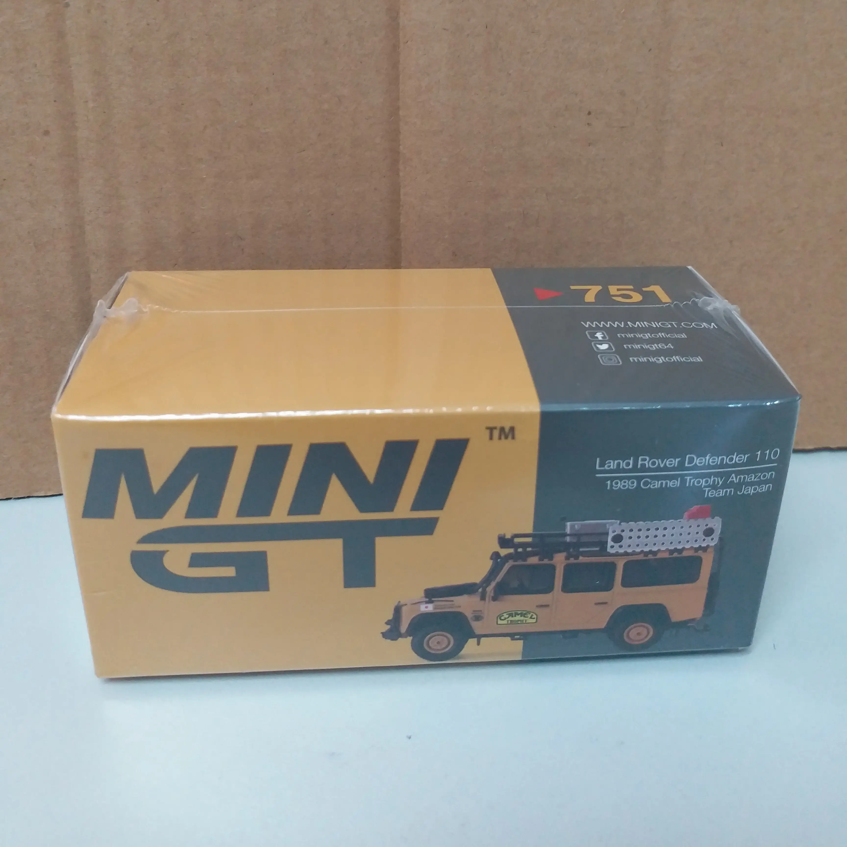 Mini GT #751 Land Rover Defender 110 1989 Camel Trophy Amazon Team Japan - Image 2
