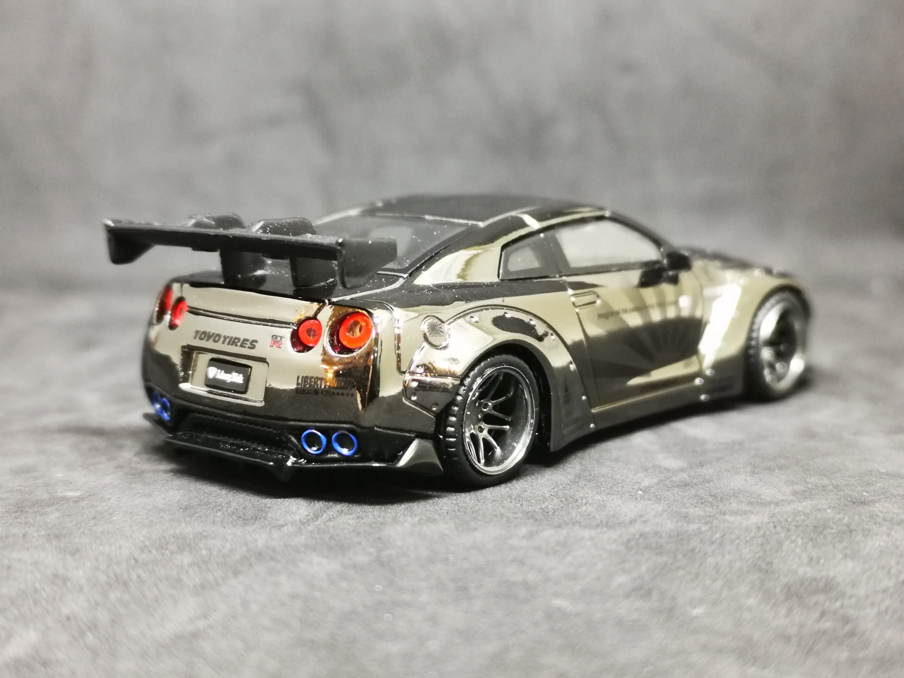 Mini GT No.84 LB Works Nissan GT-R Black Chrome - Image 6