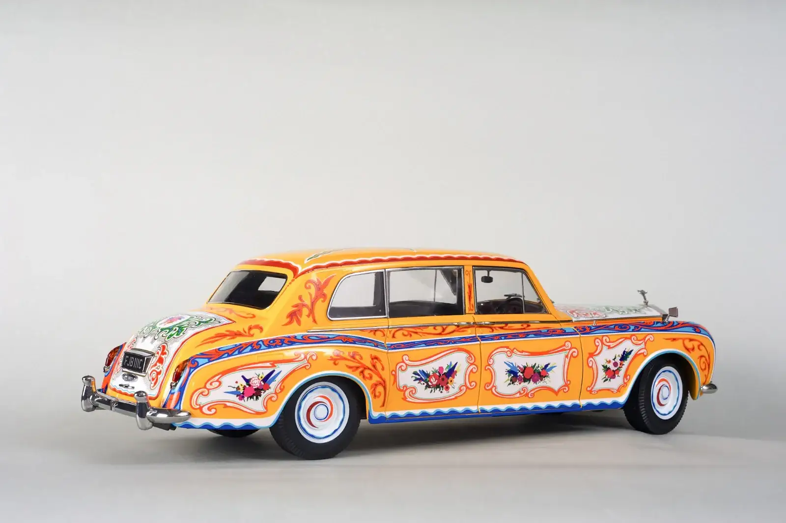 Paragon 1:18 Scale GT270 Rolls Royce Phantom V 1964 MPW John Lennon - Image 5