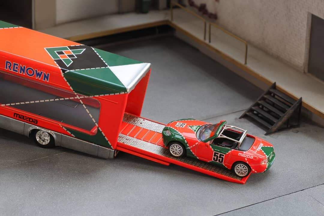 Shadow PRO 1:64 Mitsubishi FUSO Fighter with Mazda RENOWN MX-5 NC - Image 2
