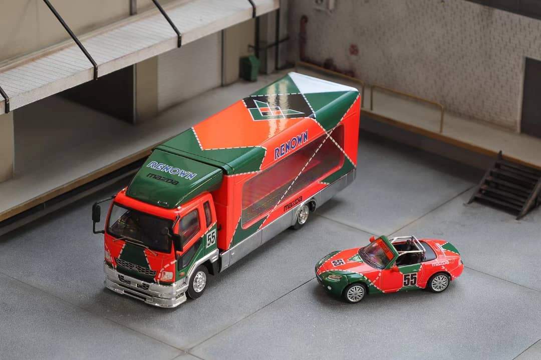Shadow PRO 1:64 Mitsubishi FUSO Fighter with Mazda RENOWN MX-5 NC - Image 3