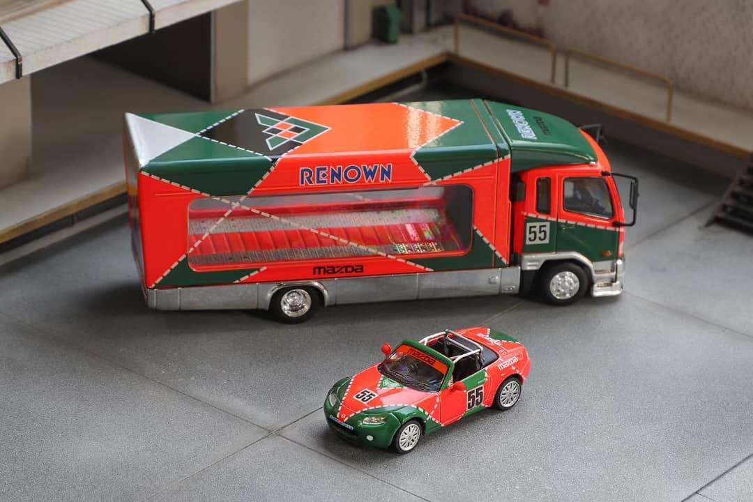 Shadow PRO 1:64 Mitsubishi FUSO Fighter with Mazda RENOWN MX-5 NC - Image 4