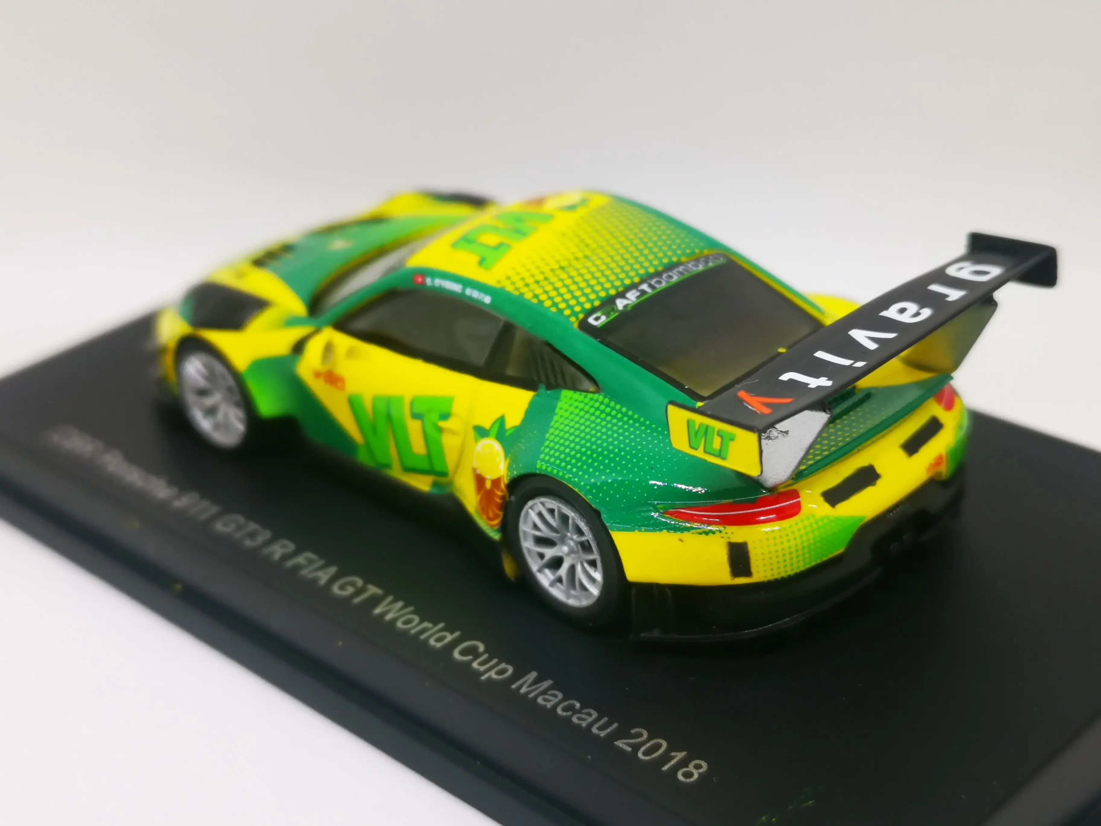 Spark Model Porsche 911 GT3 R FIA Macau GP 2018 with real Driver Signature 1:64 scale - Image 4