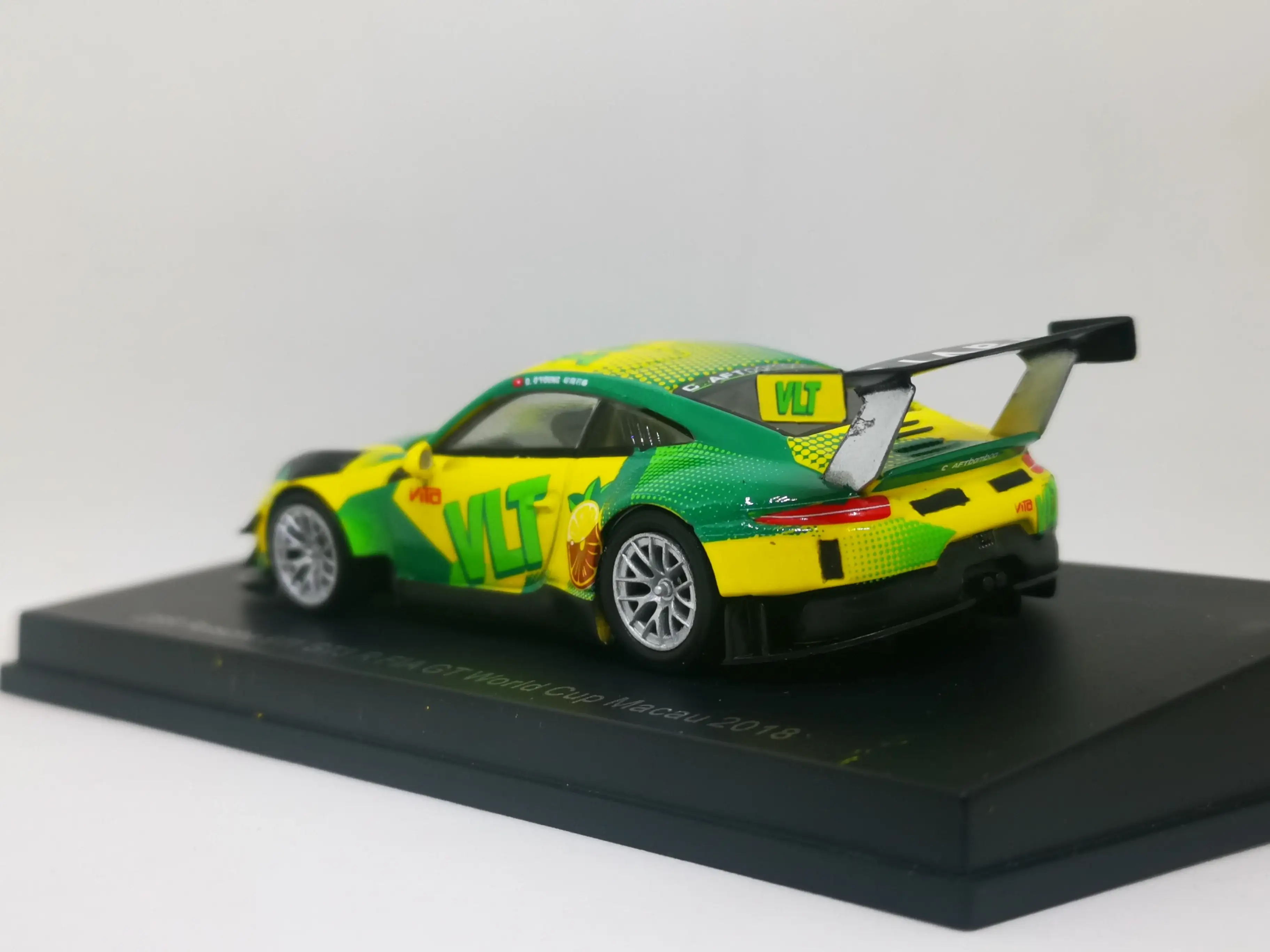 Spark Model Porsche 911 GT3 R FIA Macau GP 2018 with real Driver Signature 1:64 scale - Image 5