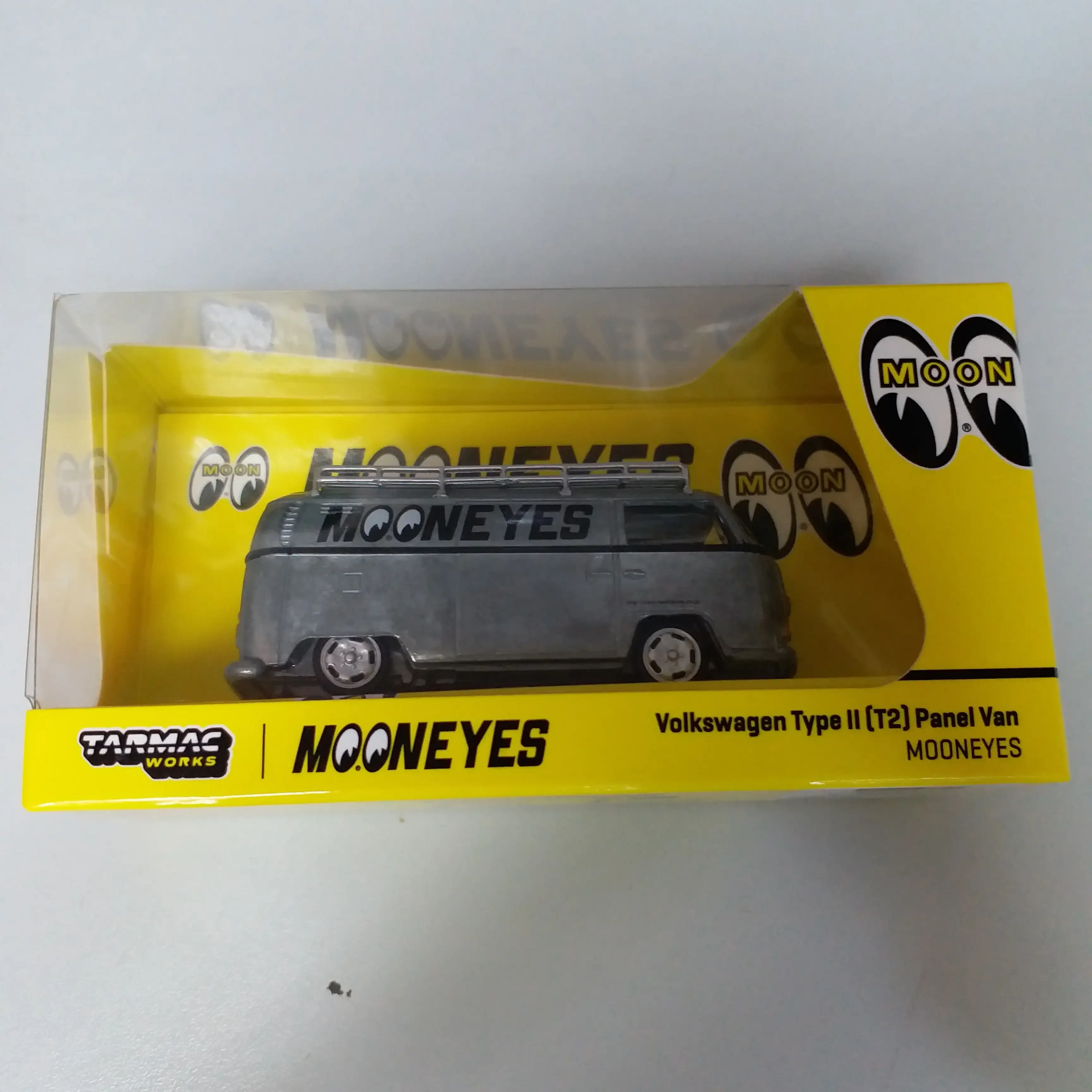 Tarmac Works x Moon Eyes Volkswagen Type II (T2) Panel Van Mooneyes - Image 3