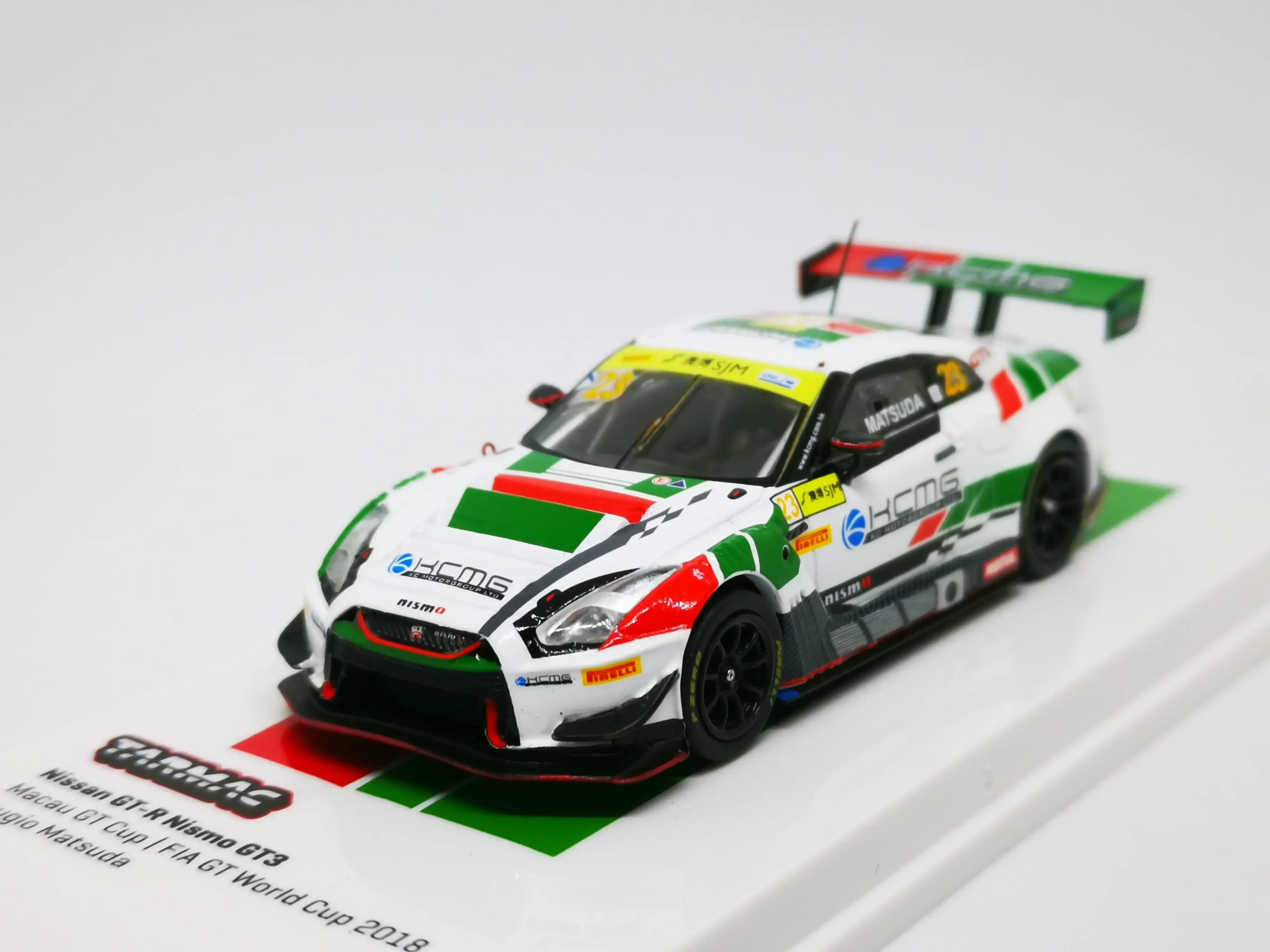 Tarmac Works Nissan Nismo GT-R GT3 Macau GT Cup - FIA GT World Cup 2018 Tsugio Matsuda With Metal Oil Can - Image 2